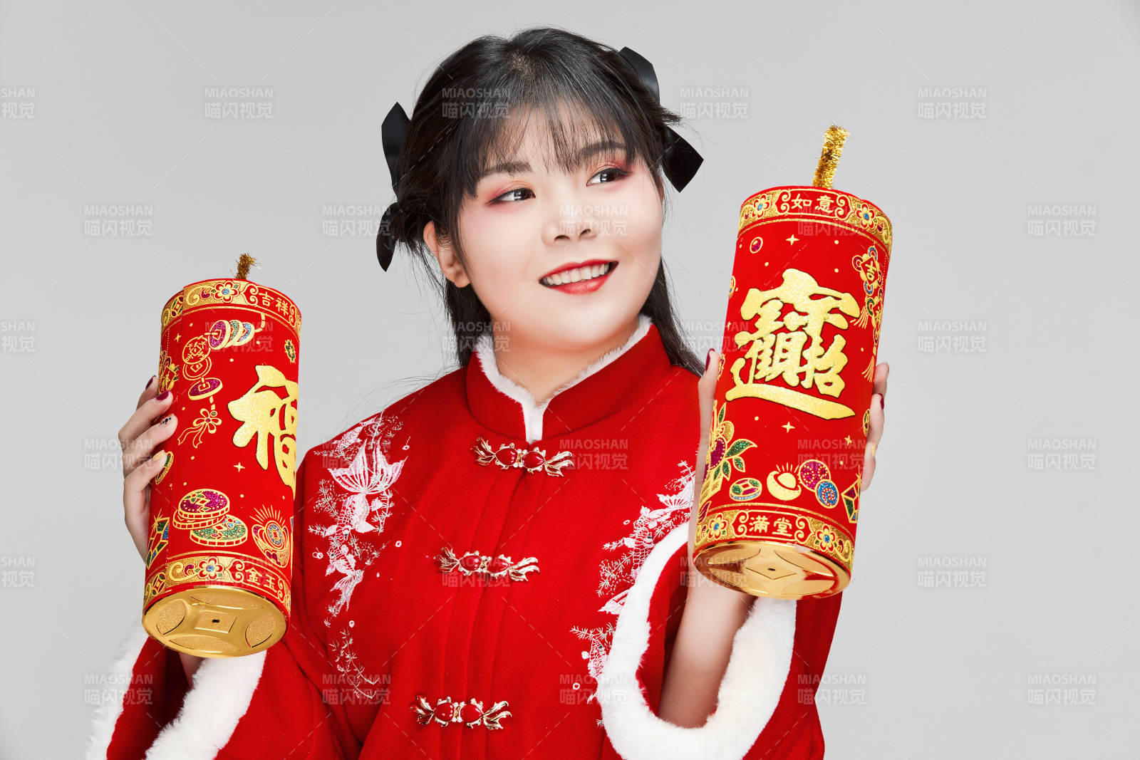 懷抱爆竹身穿喜慶漢服的可愛少女