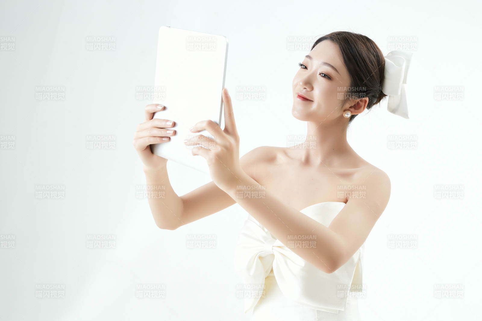 沉浸在網(wǎng)絡(luò)戀愛世界的亞洲女性