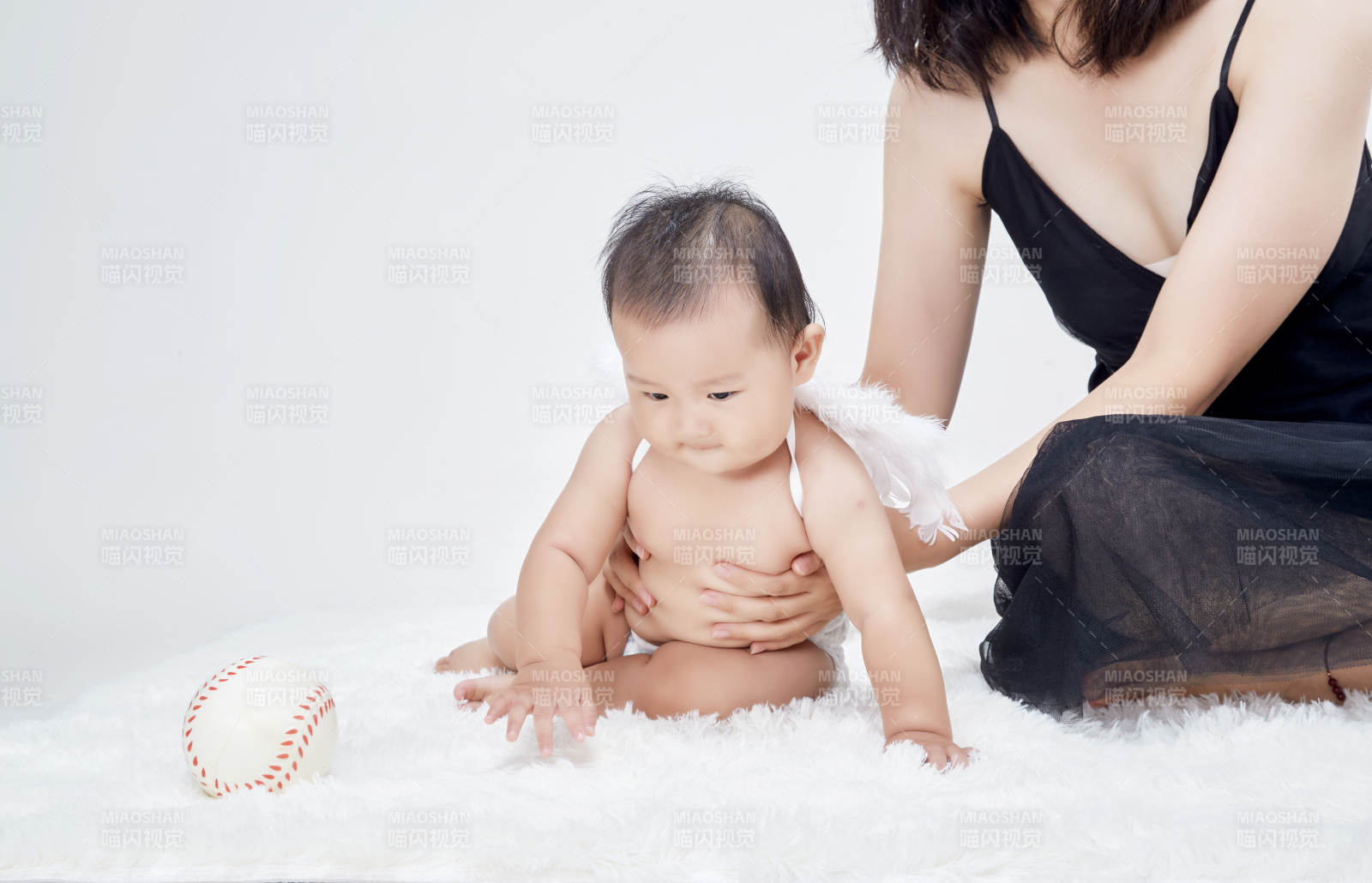 媽媽陪伴寶寶快樂的玩耍