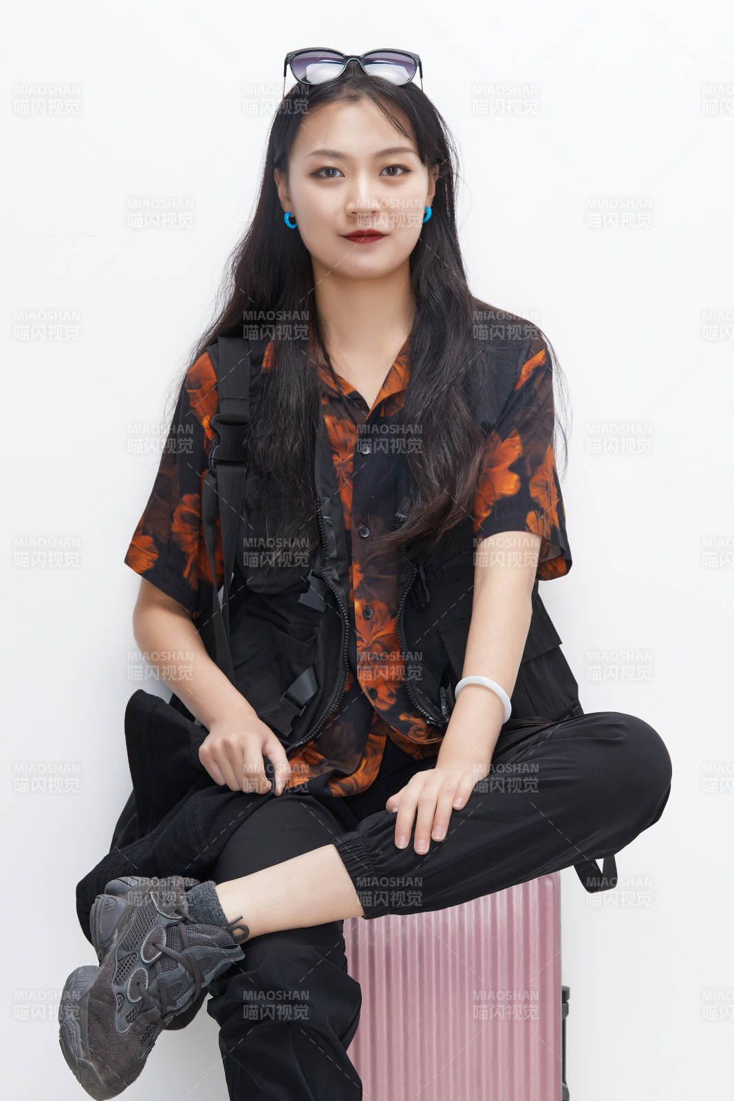 白色背景下準備出發旅行的美麗東方女大學生