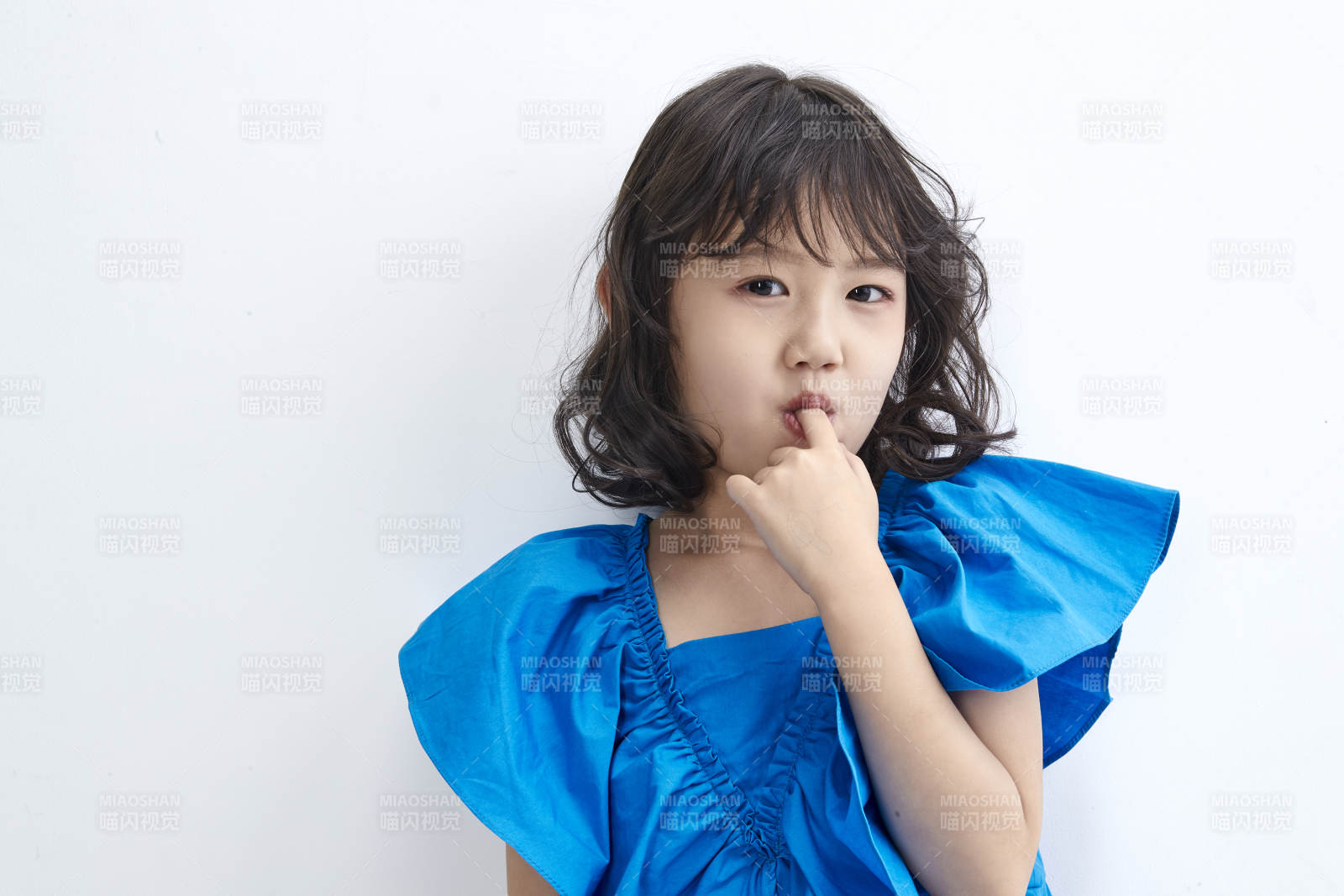 白色色背景的可愛(ài)的亞洲小女孩兒童