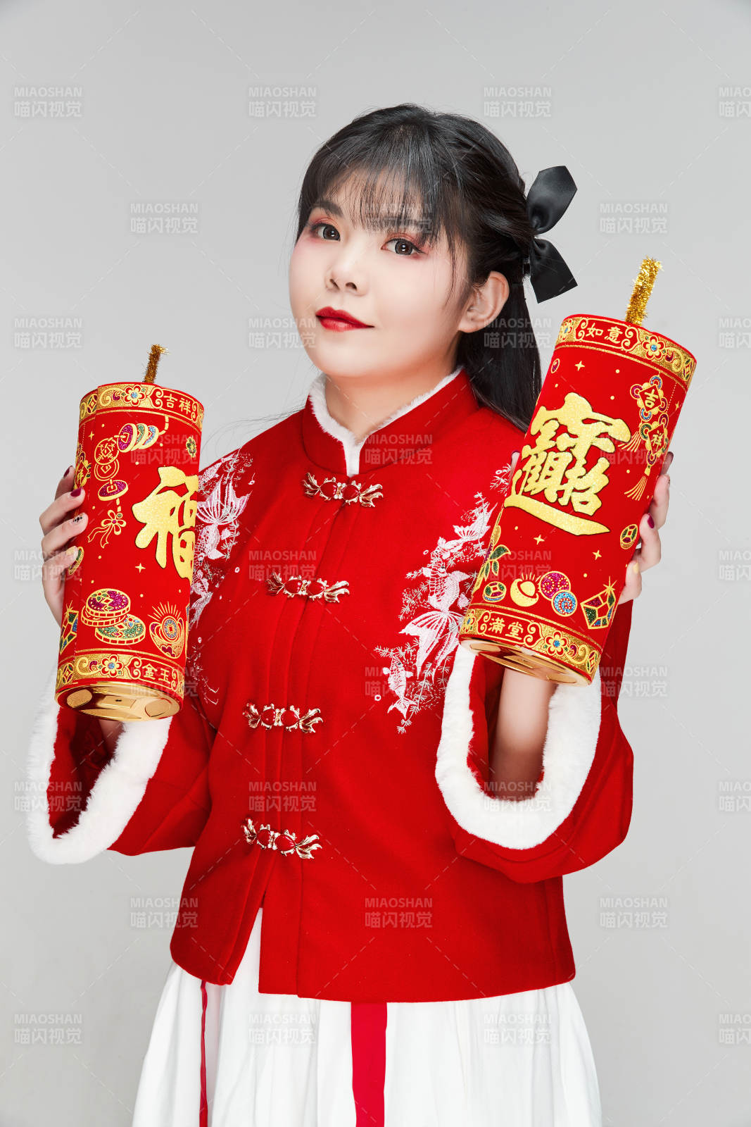 懷抱爆竹身穿喜慶漢服的可愛少女