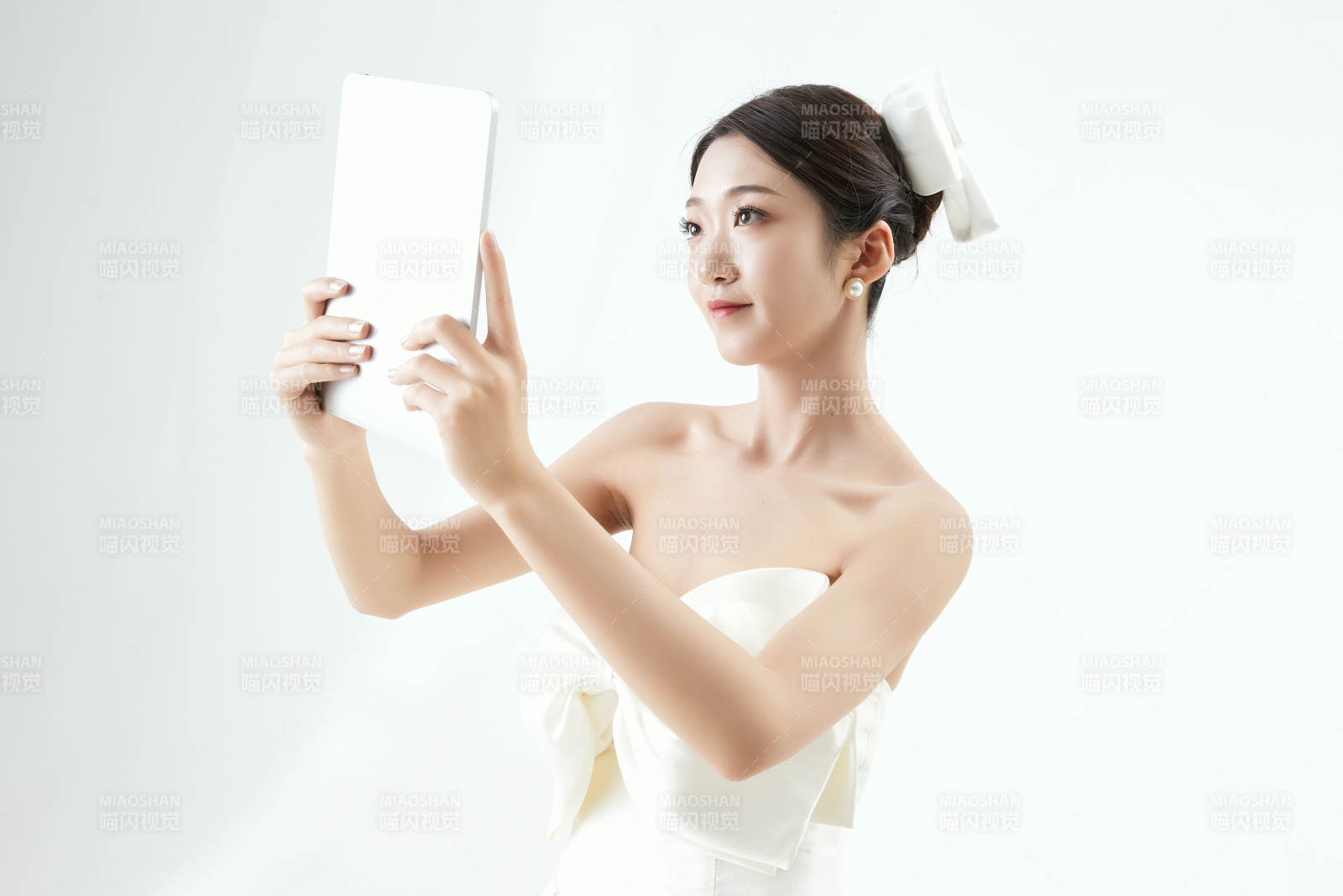 沉浸在網(wǎng)絡(luò)戀愛世界的亞洲女性