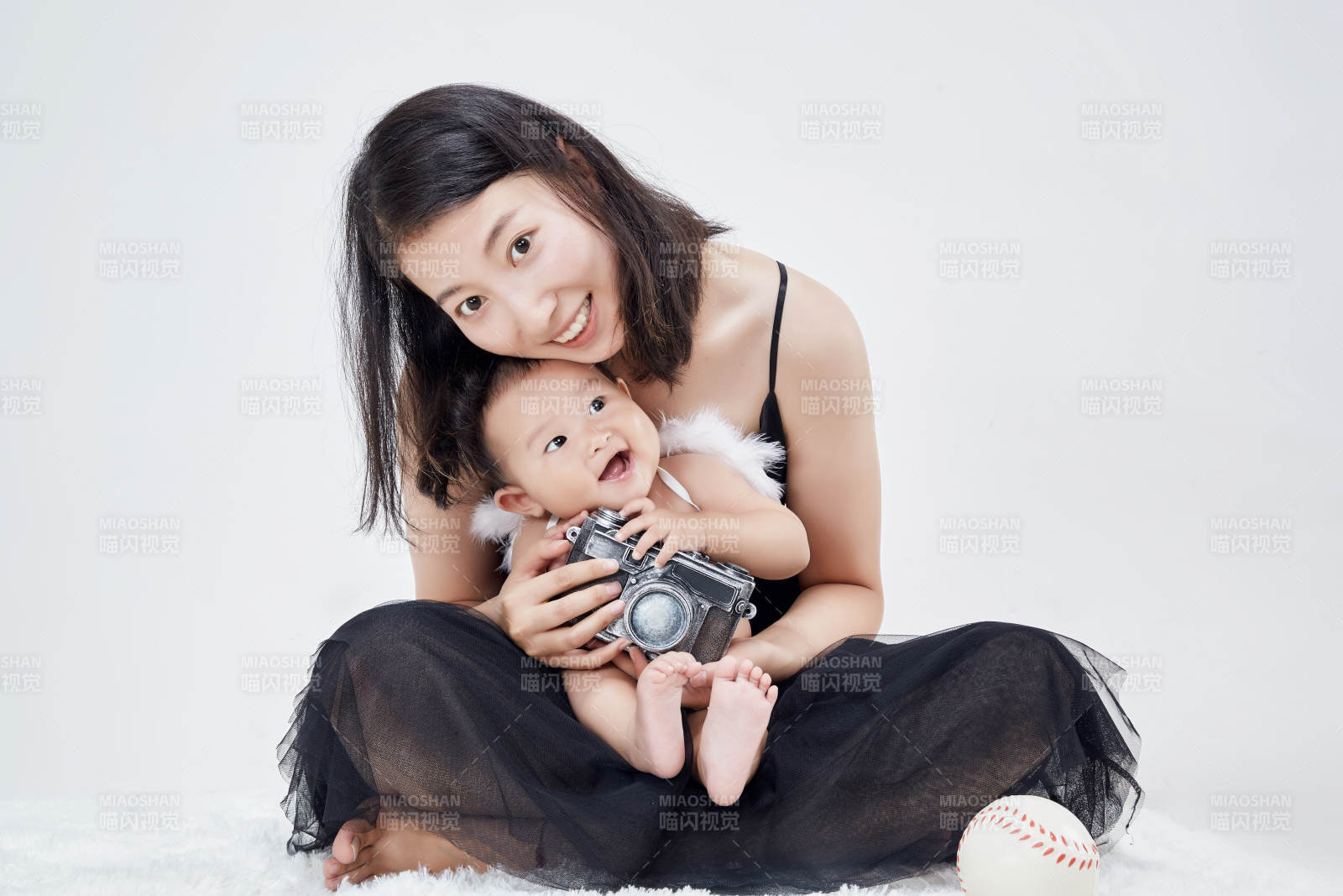 媽媽陪伴寶寶快樂的玩耍