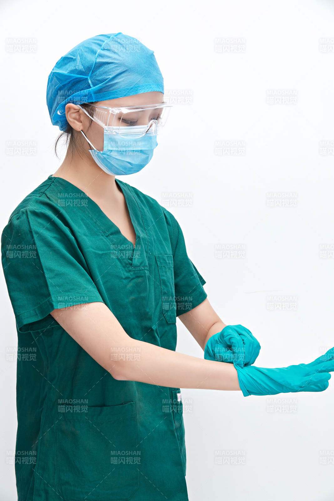 白色背景下的外科手術醫療人員形象
