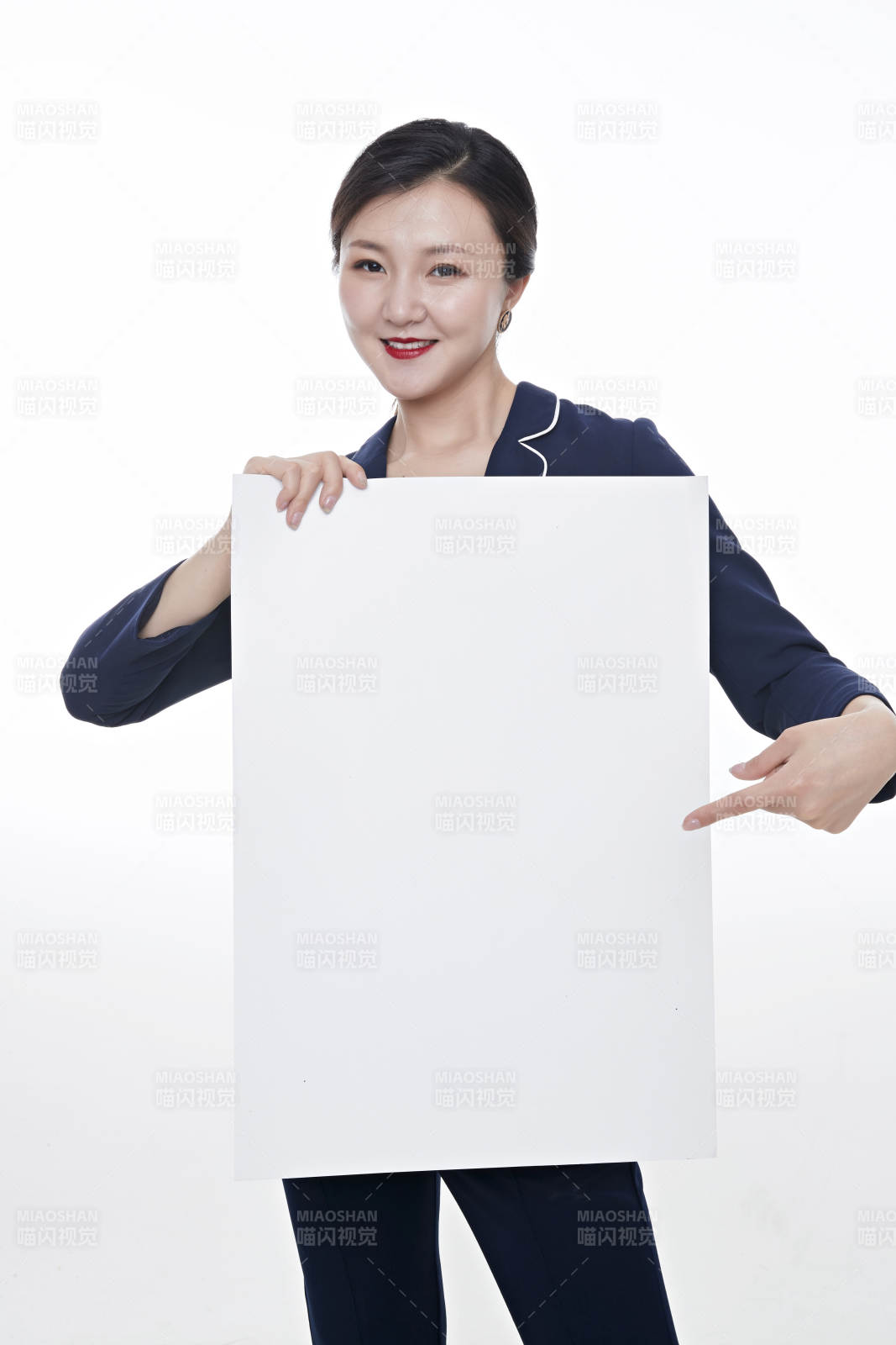 棚拍白色背景的亞洲青年女性商務公關