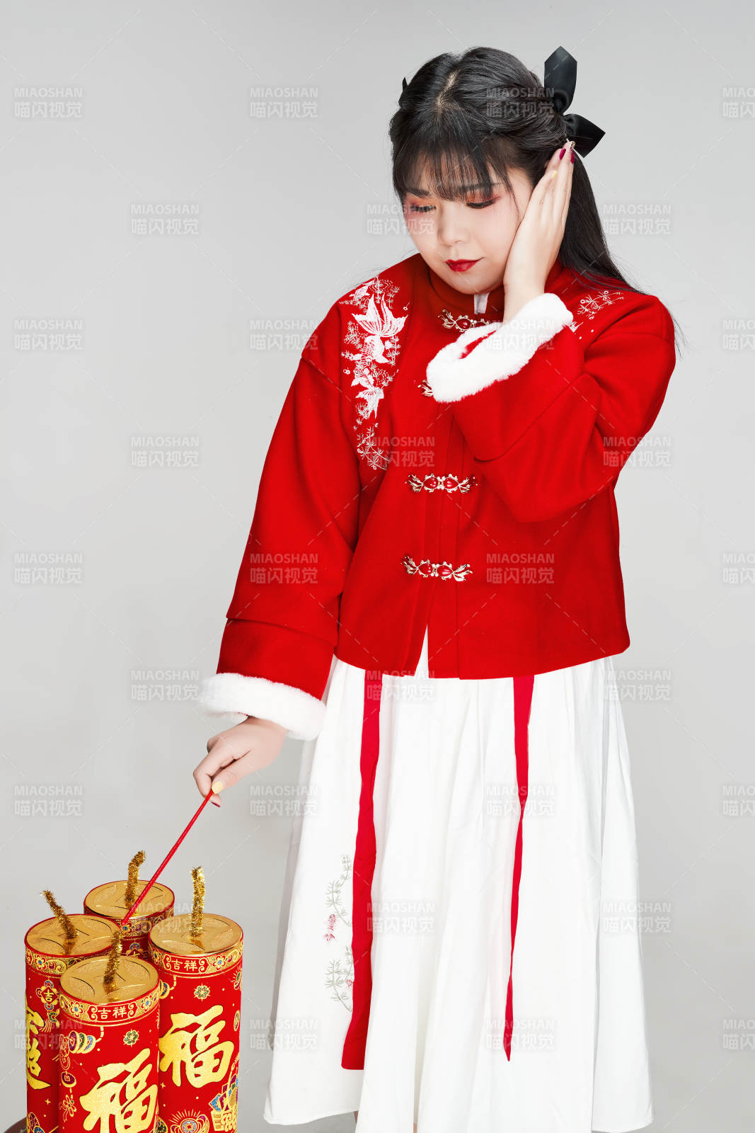 懷抱爆竹身穿喜慶漢服的可愛少女