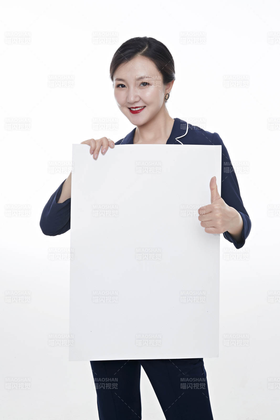 棚拍白色背景的亞洲青年女性商務(wù)公關(guān)