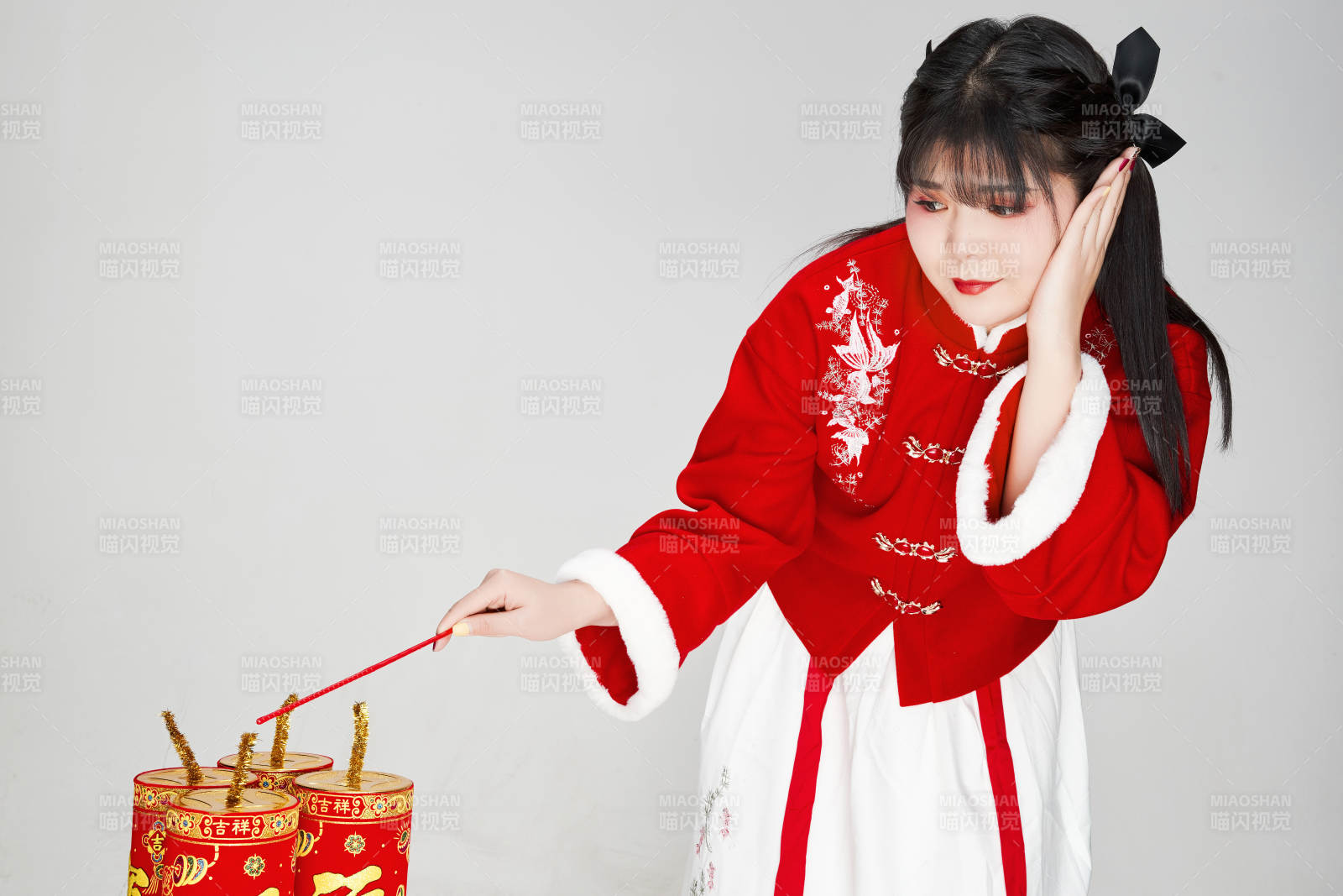 怀抱爆竹身穿喜庆汉服的可爱少女