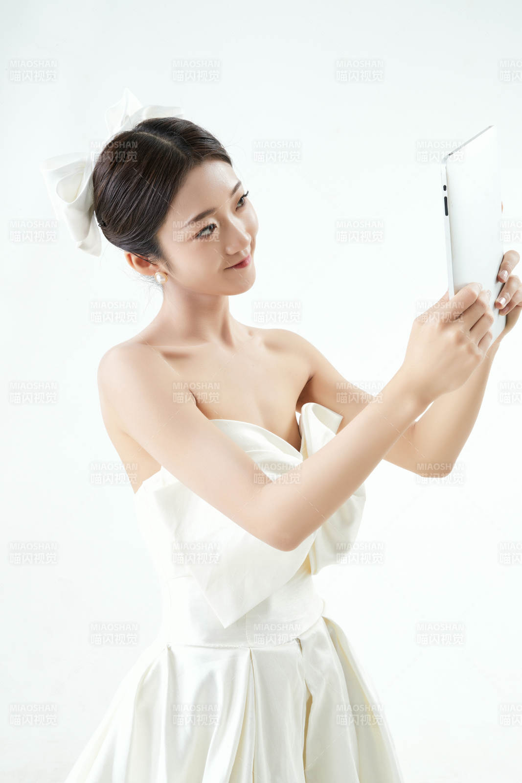 沉浸在網絡戀愛世界的亞洲女性