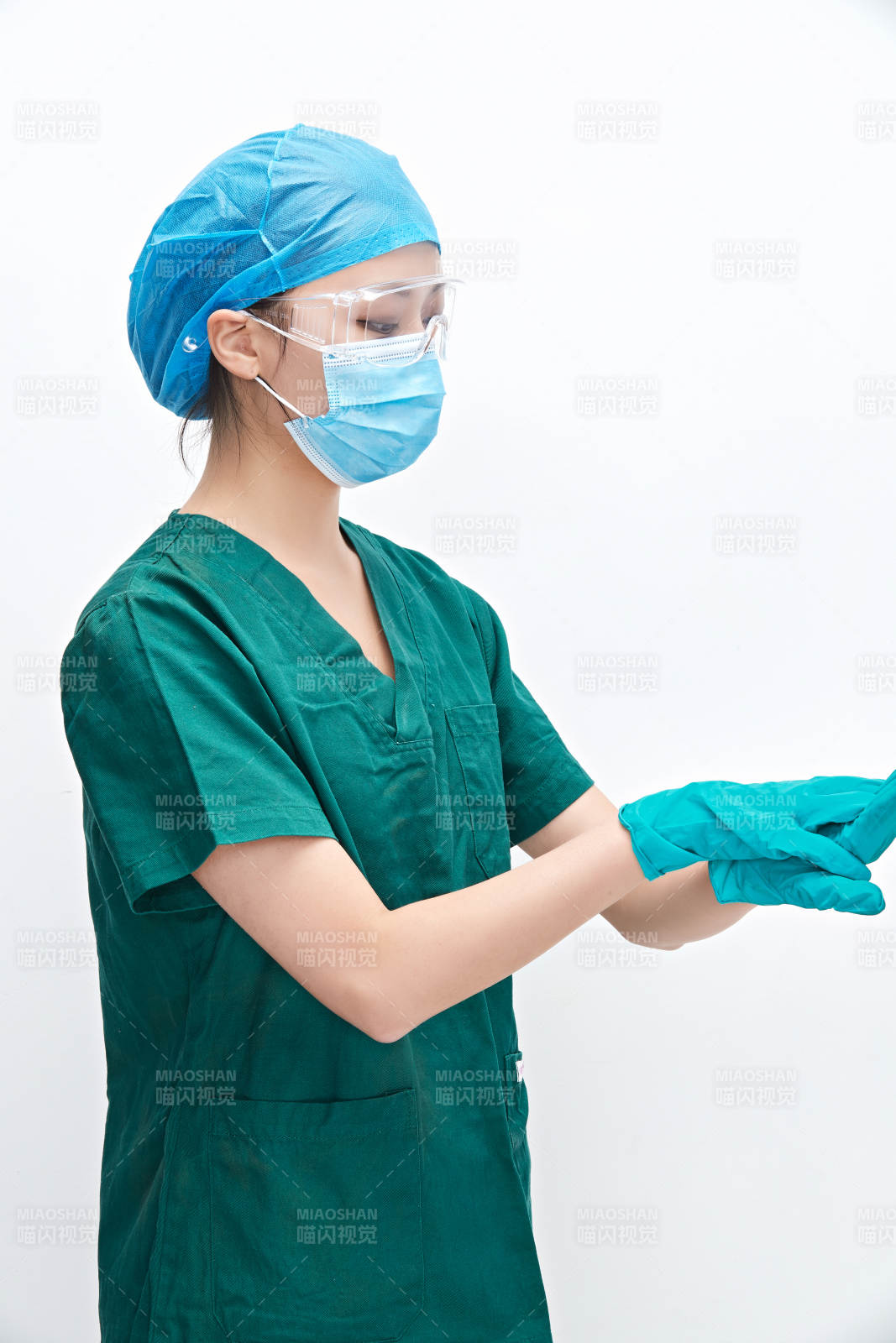白色背景下的外科手術醫療人員形象