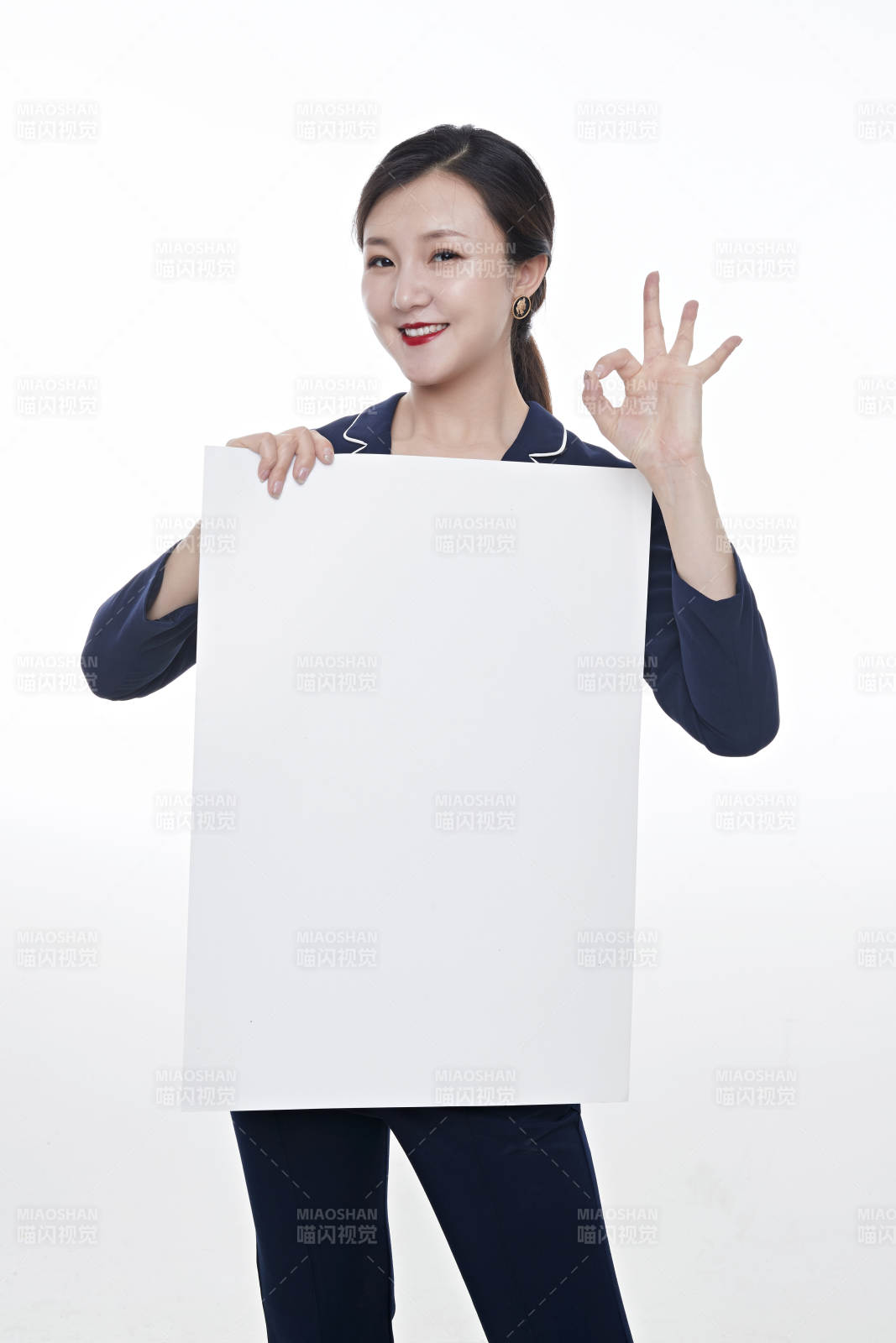 棚拍白色背景的亞洲青年女性商務公關