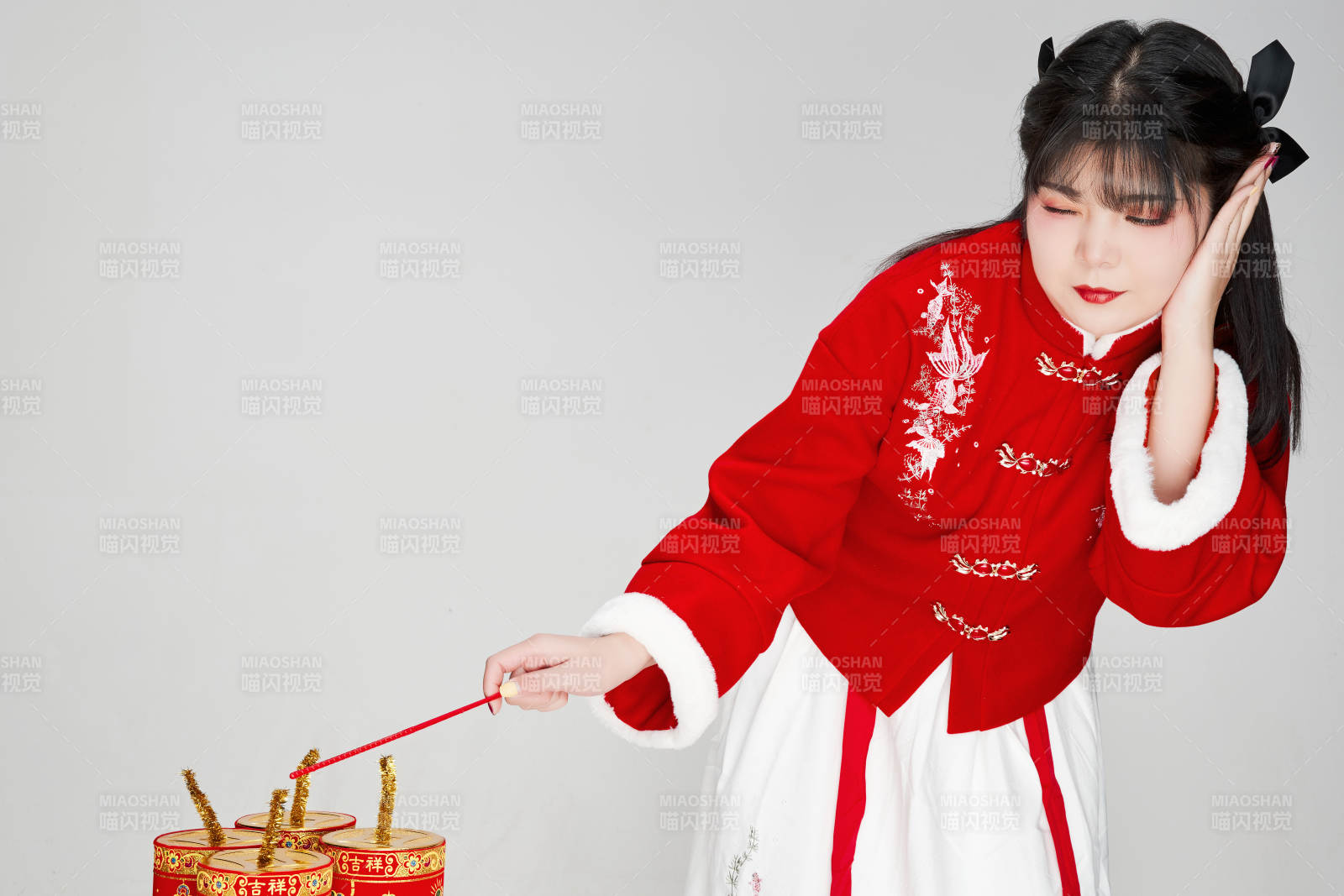 懷抱爆竹身穿喜慶漢服的可愛少女