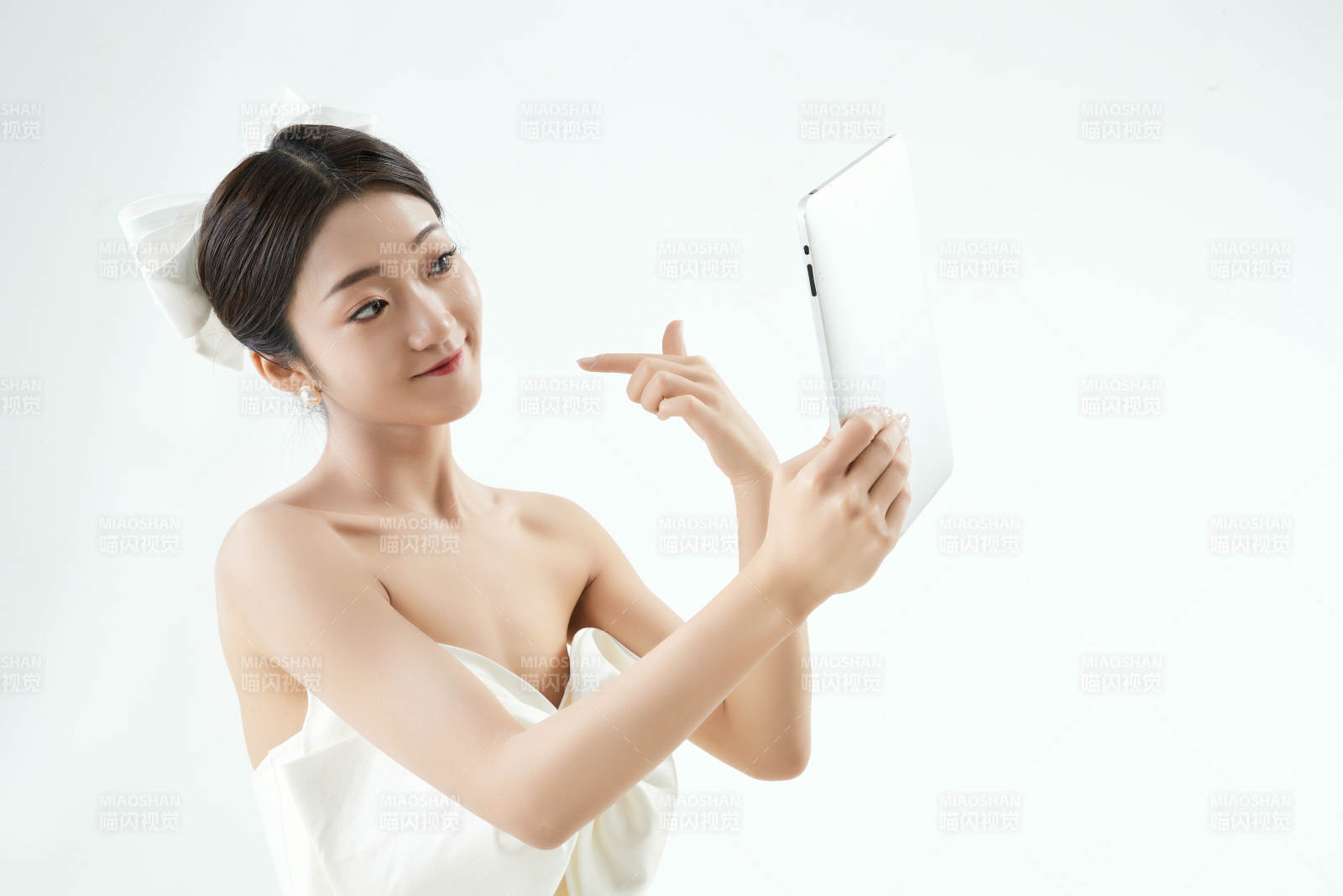 沉浸在網絡戀愛世界的亞洲女性