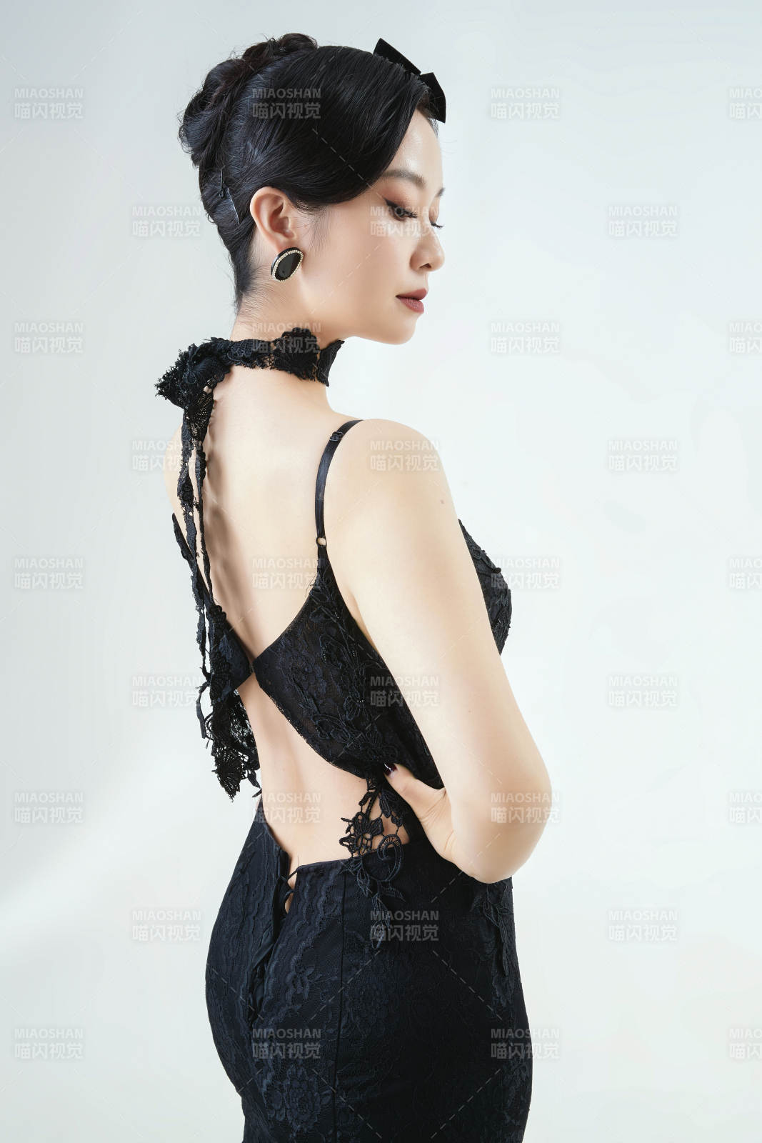 棚拍白色背景下的潔白婚紗新娘美妝