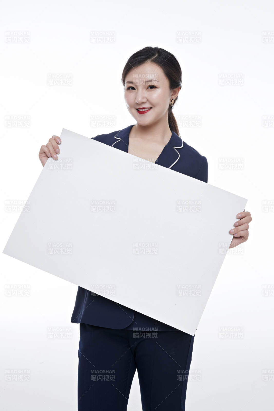 棚拍白色背景的亞洲青年女性商務(wù)公關(guān)