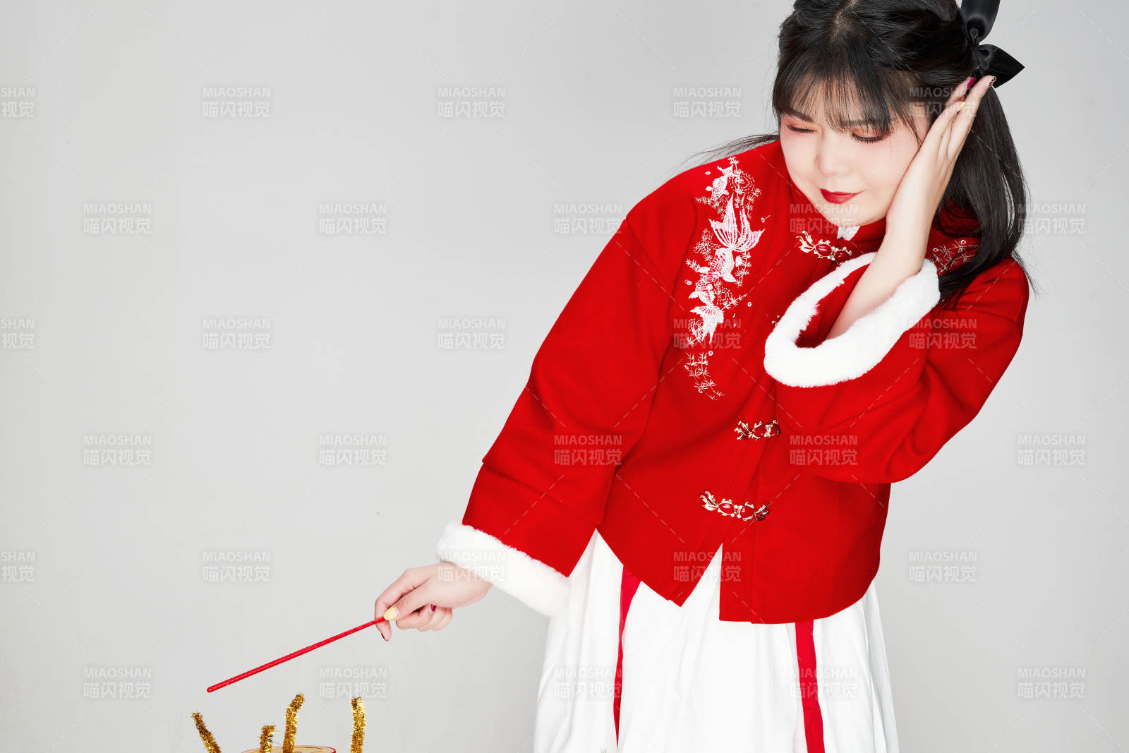 懷抱爆竹身穿喜慶漢服的可愛少女