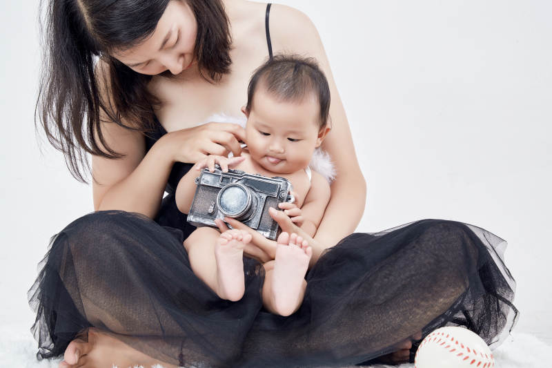 妈妈陪伴宝宝快乐的玩耍