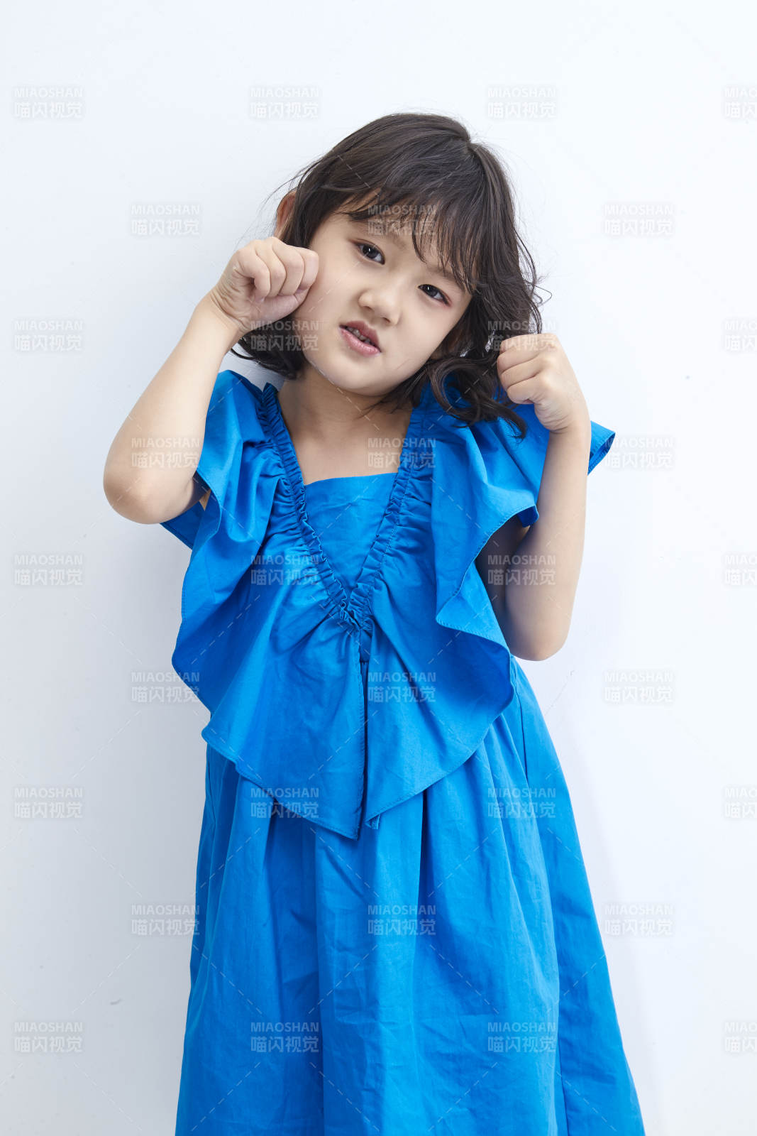 白色色背景的可愛的亞洲小女孩兒童