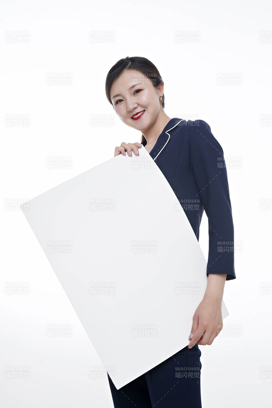 棚拍白色背景的亞洲青年女性商務公關