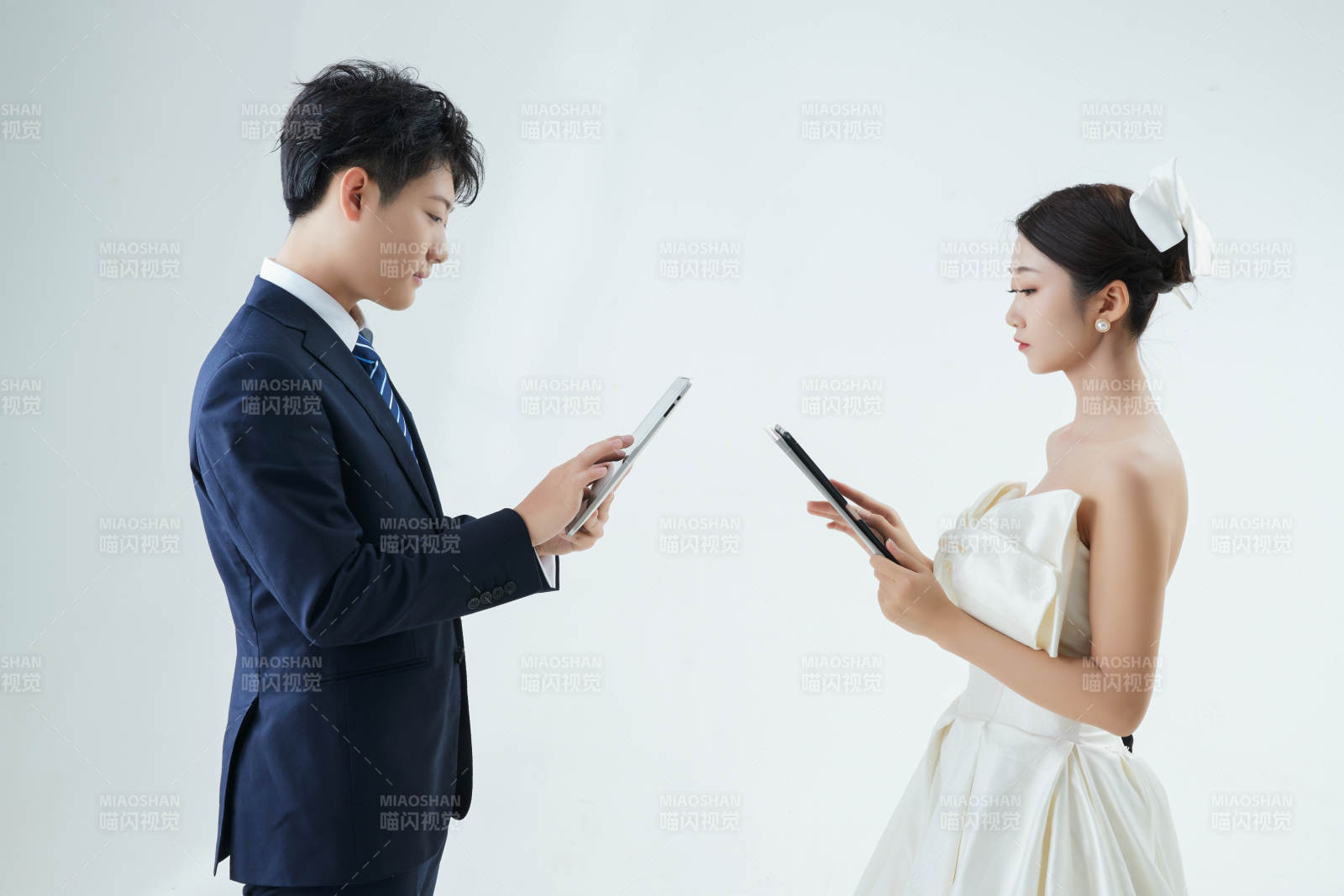 過度使用電子設備而忽略情感的夫妻