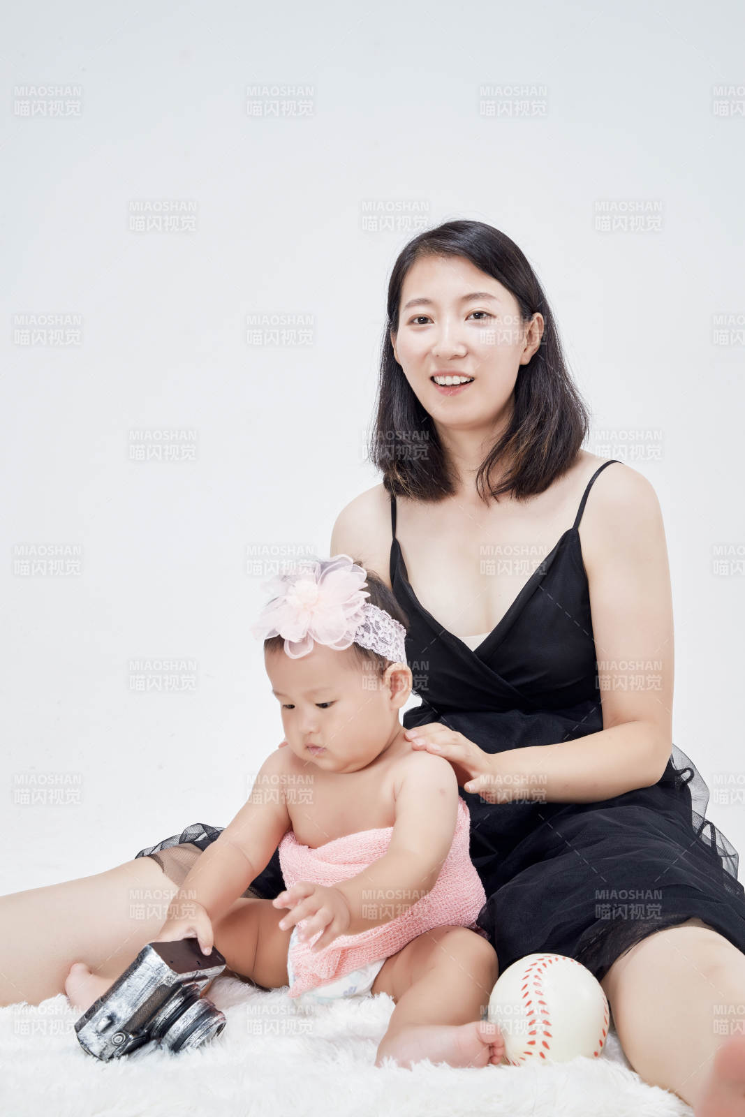 媽媽陪伴寶寶快樂的玩耍