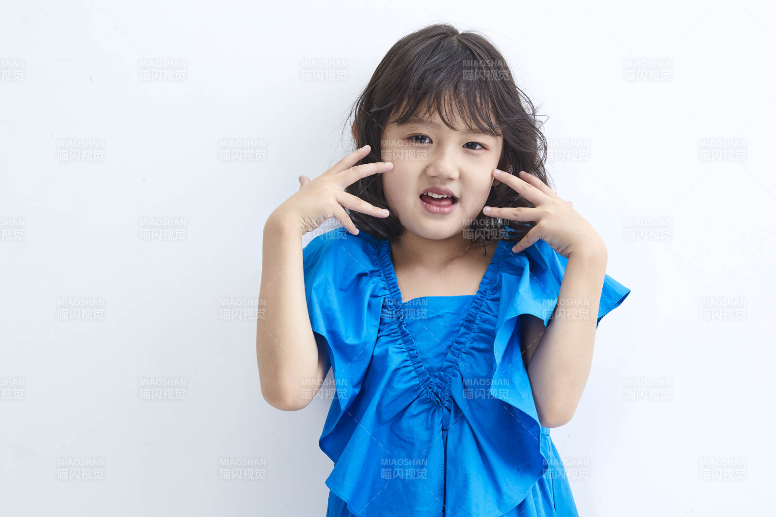 白色色背景的可愛的亞洲小女孩兒童