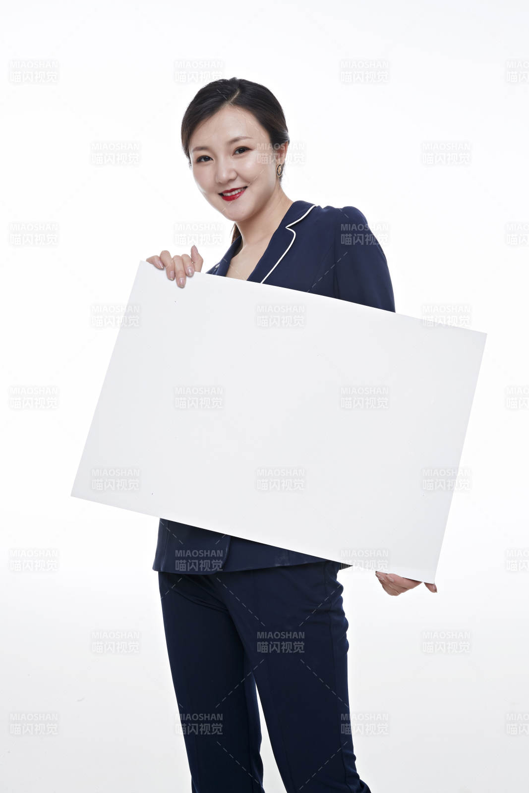 棚拍白色背景的亞洲青年女性商務公關