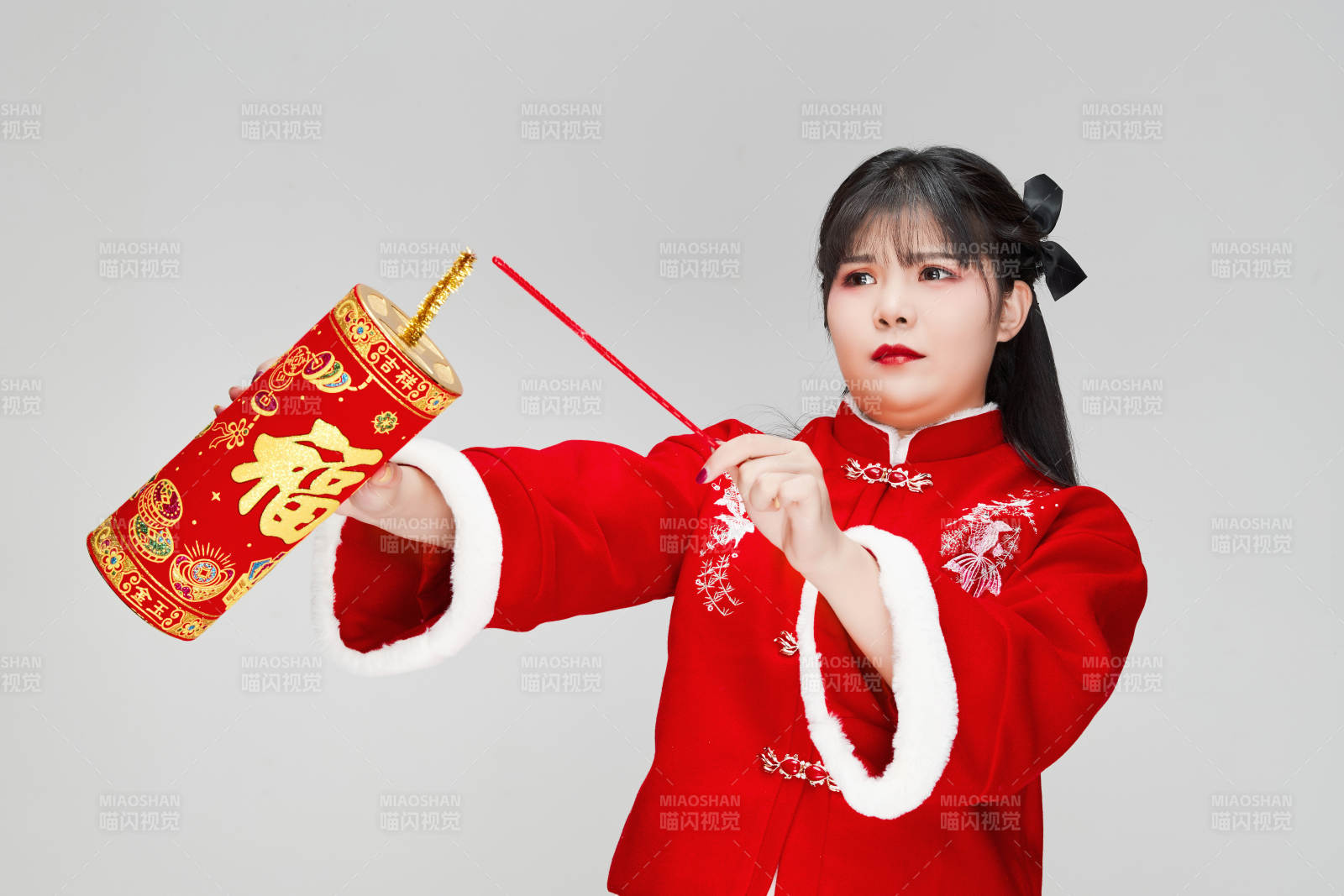 懷抱爆竹身穿喜慶漢服的可愛少女