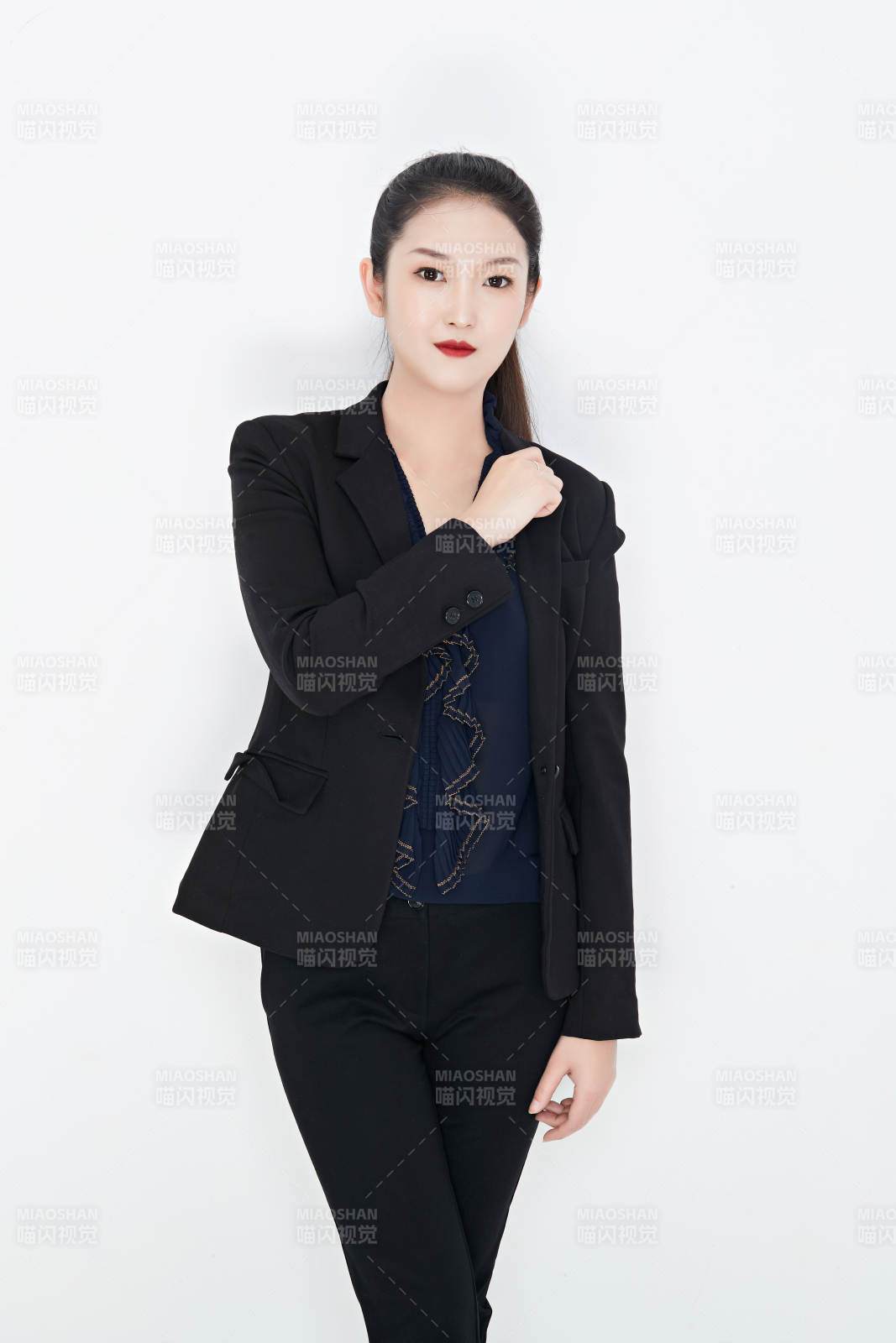 白色背景下的美丽商务女性肖像图片