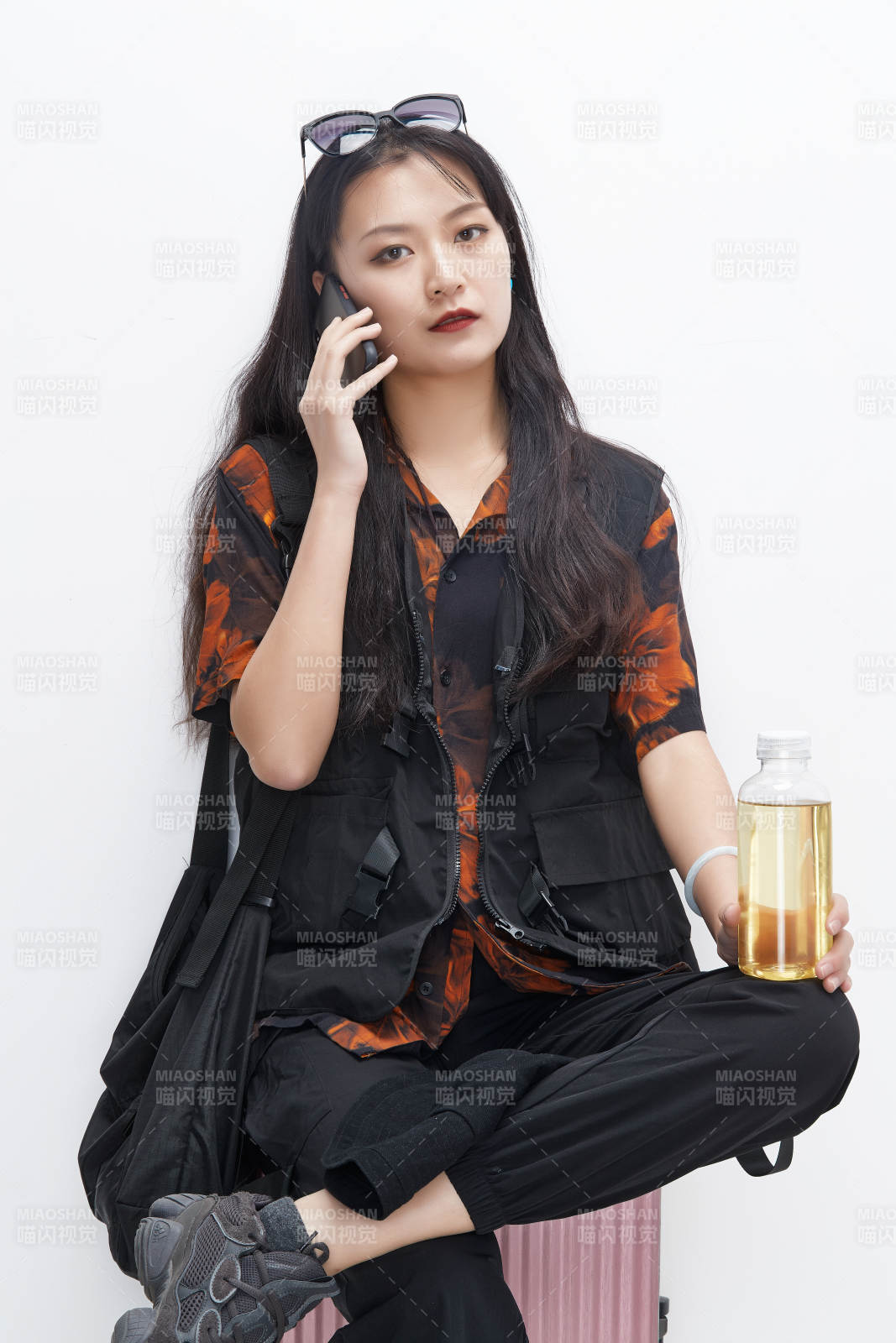 手里拿著手機(jī)準(zhǔn)備出發(fā)的美麗東方女孩