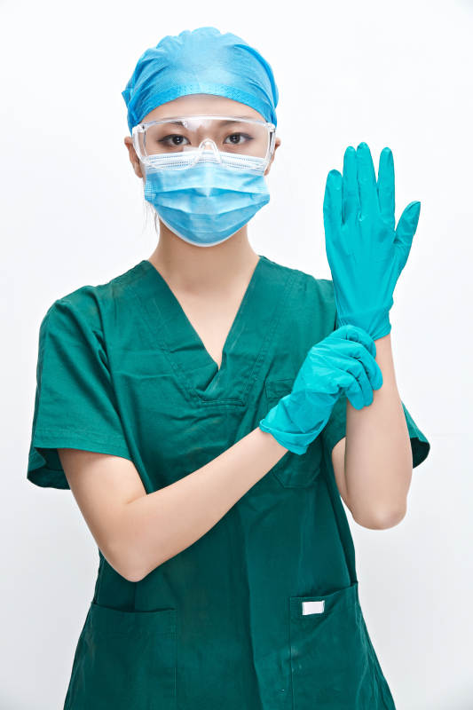 白色背景下的外科手术医疗人员形象