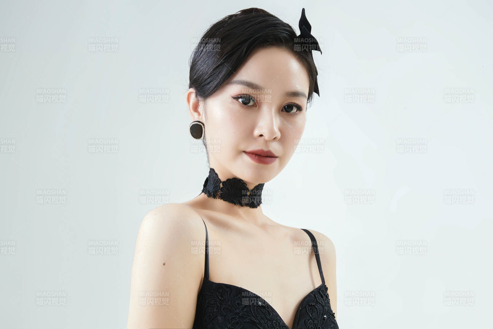 棚拍白色背景下的洁白婚纱新娘美妆