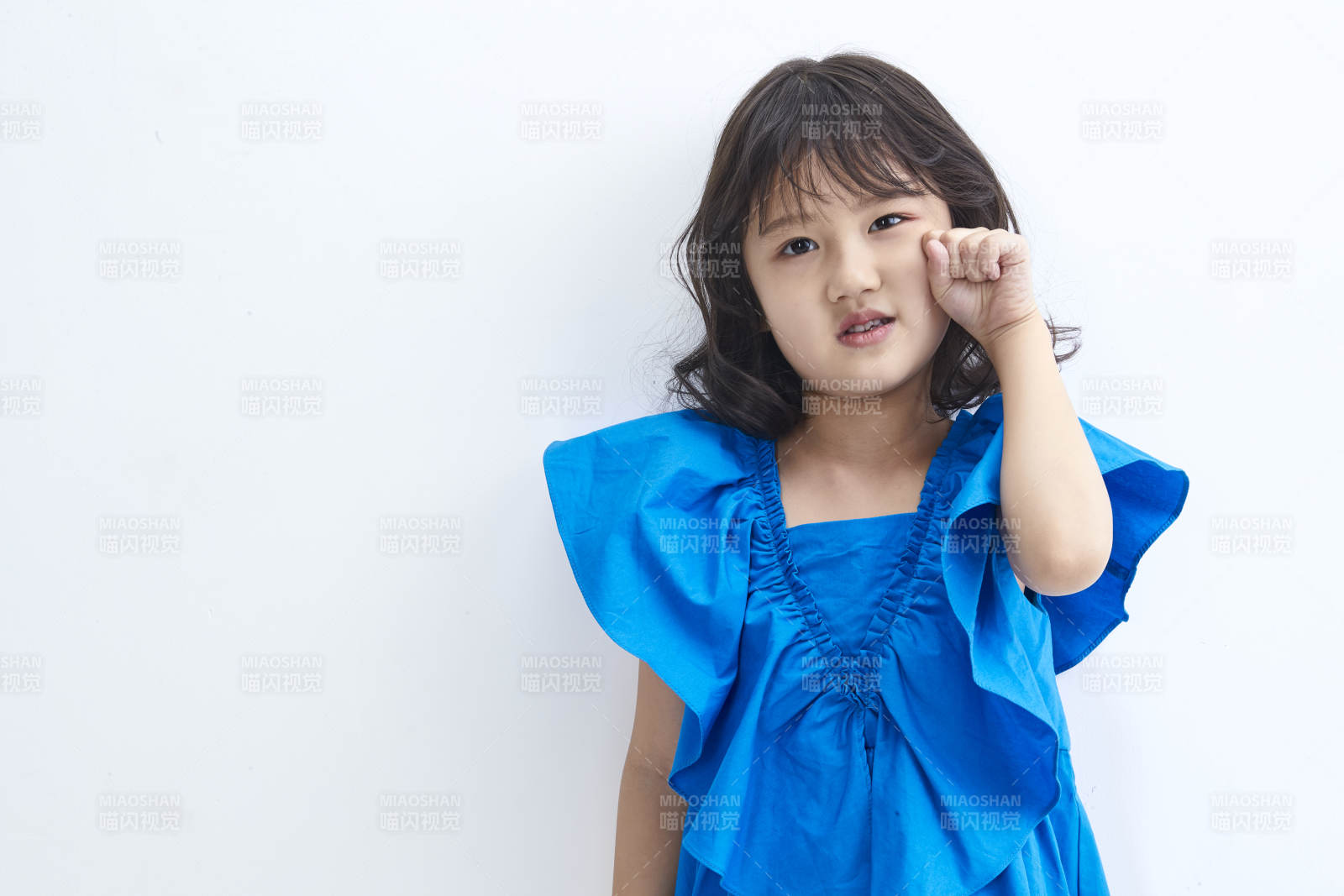 白色色背景的可爱的亚洲小女孩儿童