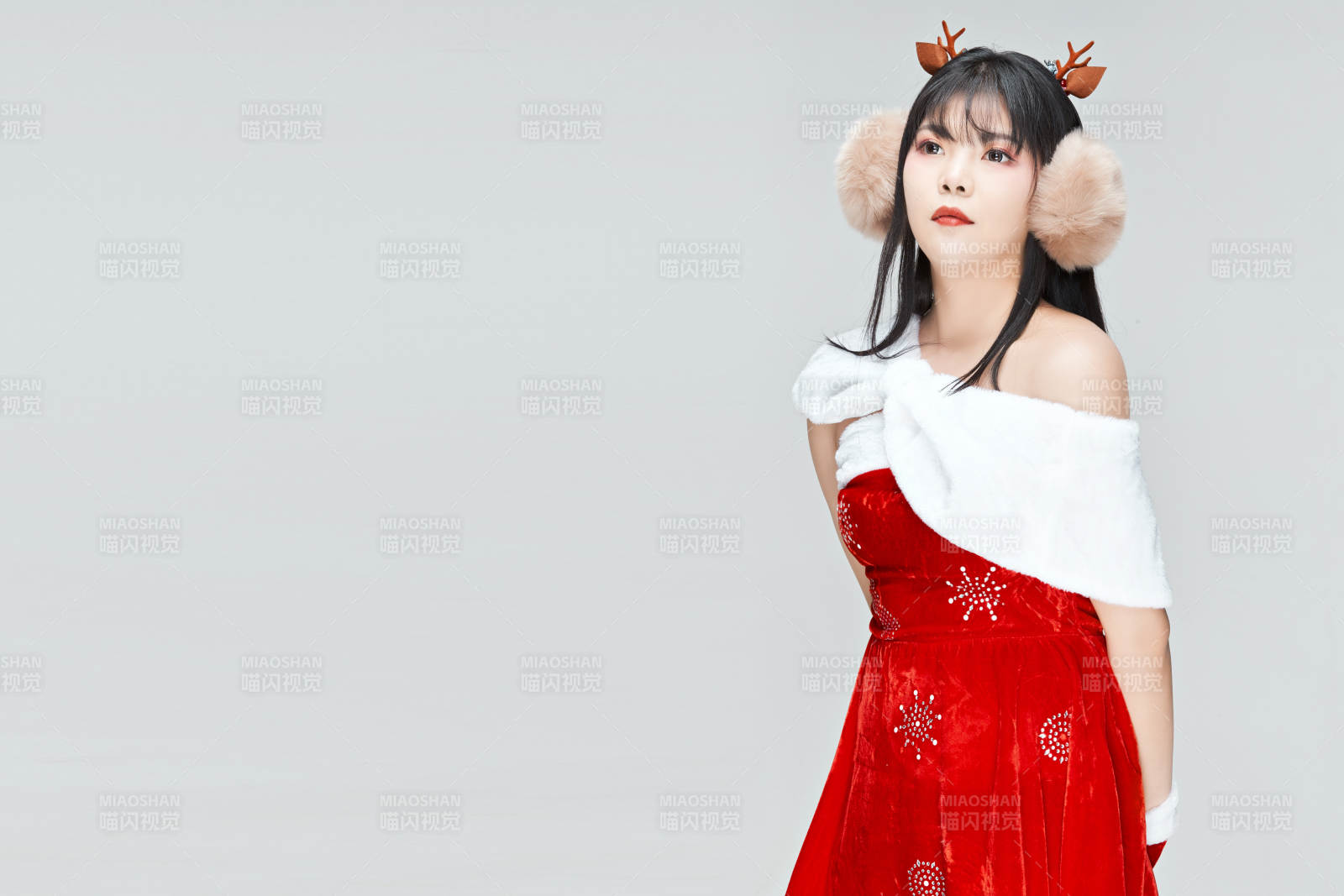 身穿圣誕服飾的性感可愛亞洲少女