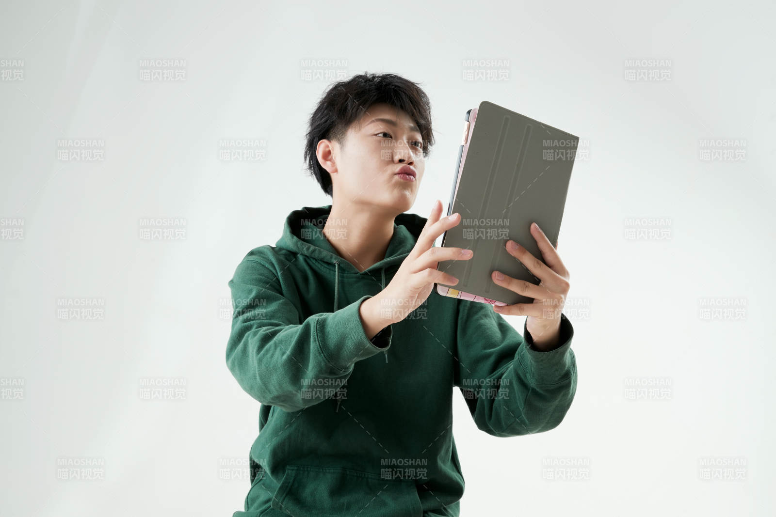 沉浸在網絡戀愛世界的青年男子