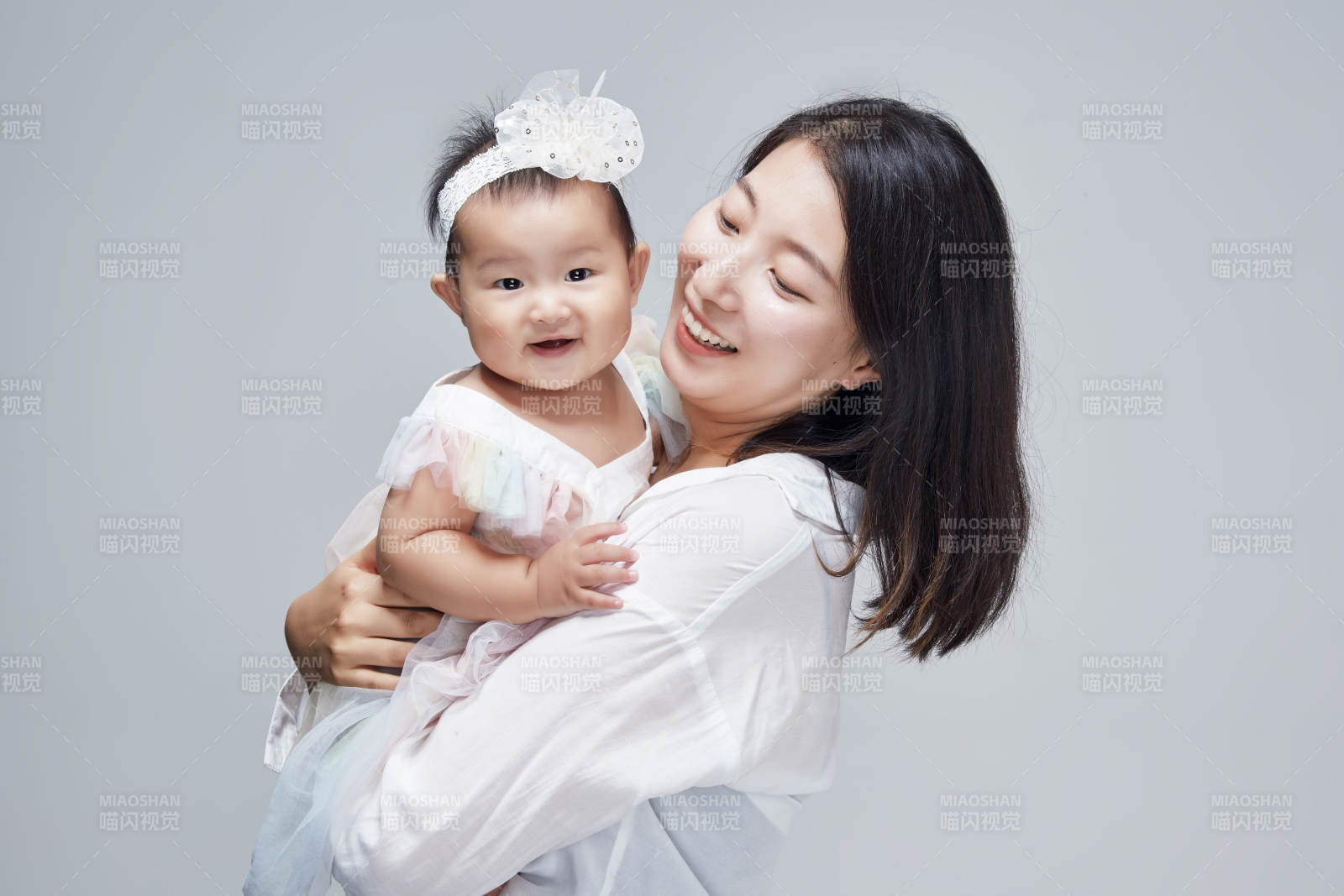 媽媽陪伴寶寶快樂的玩耍