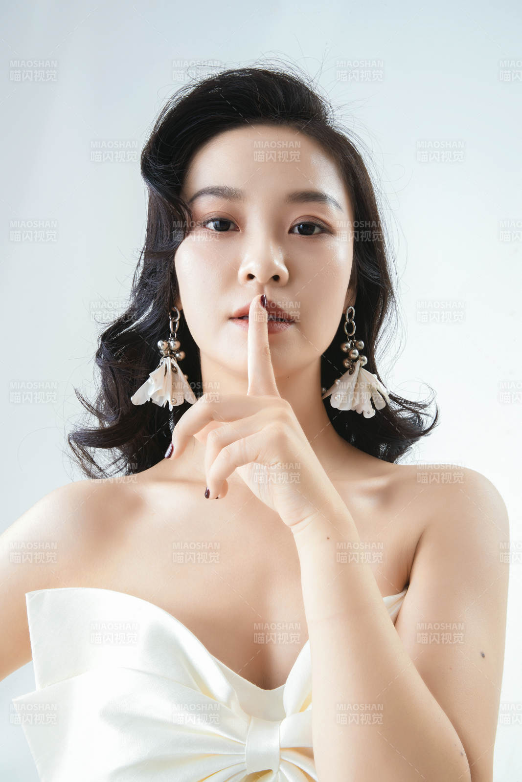 棚拍白色背景下的潔白婚紗新娘美妝