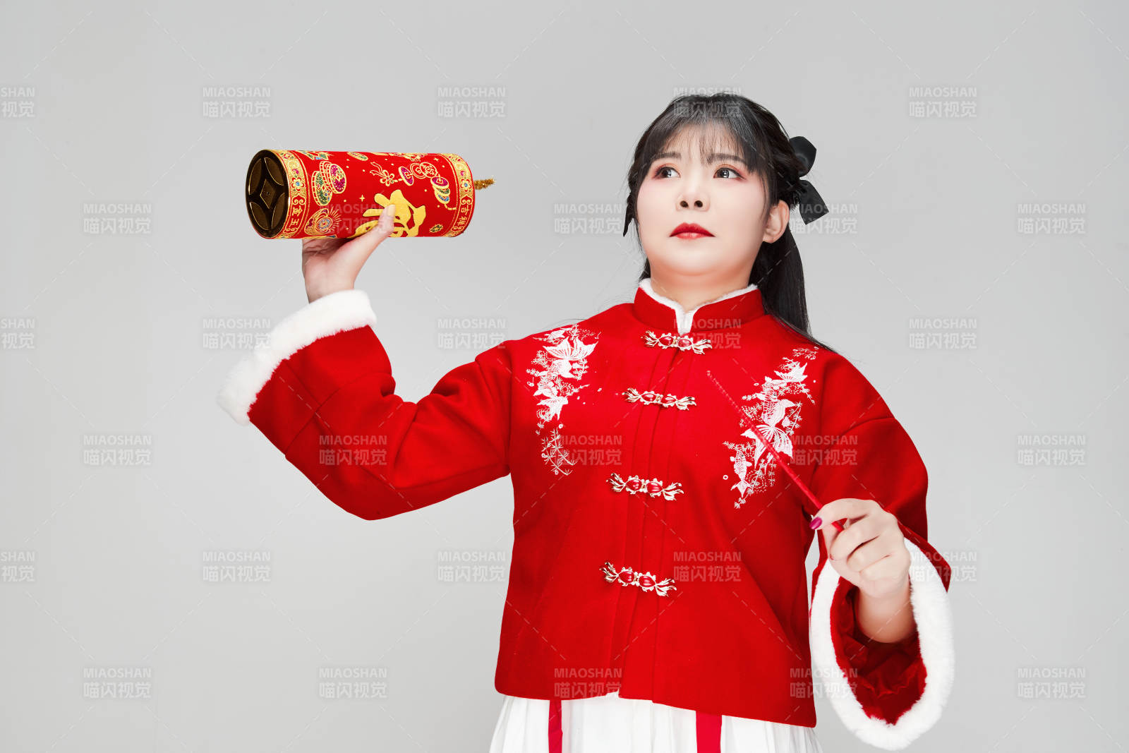 懷抱爆竹身穿喜慶漢服的可愛少女