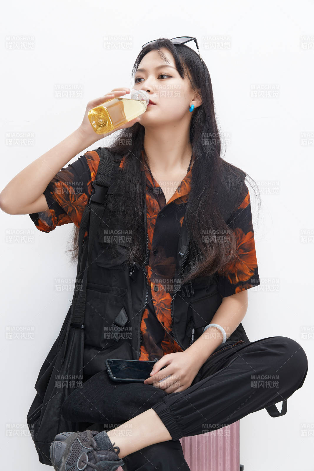 白色背景下準備出發旅行的美麗東方女大學生