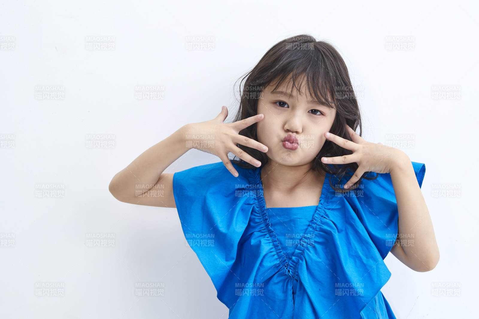 白色色背景的可愛的亞洲小女孩兒童