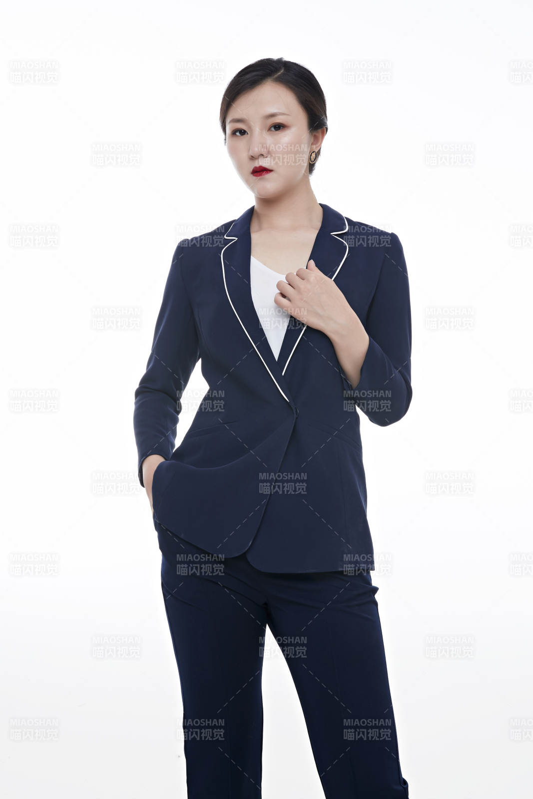 棚拍白色背景的亞洲青年女性商務公關