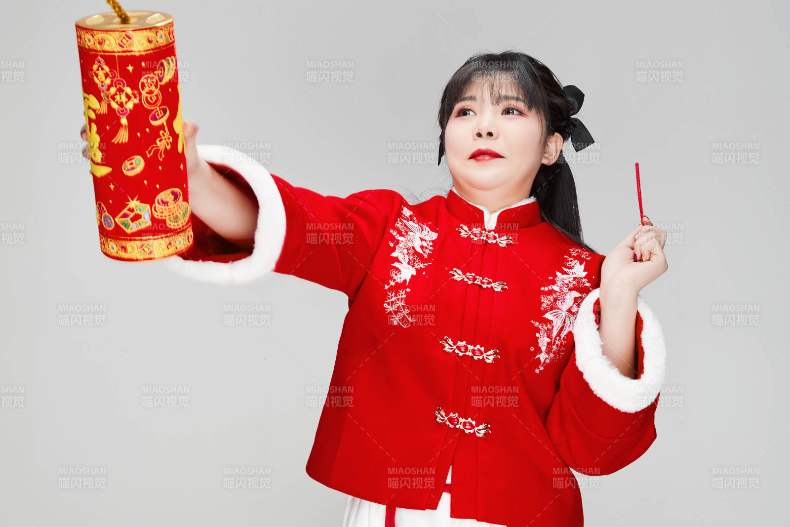 懷抱爆竹身穿喜慶漢服的可愛少女