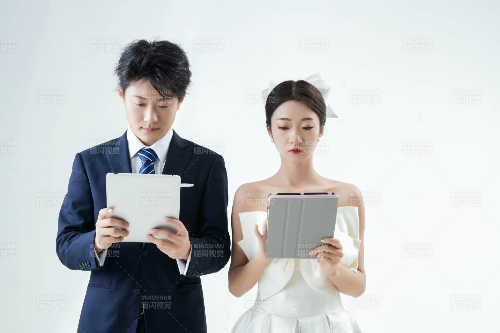 過度使用電子設(shè)備而忽略情感的夫妻