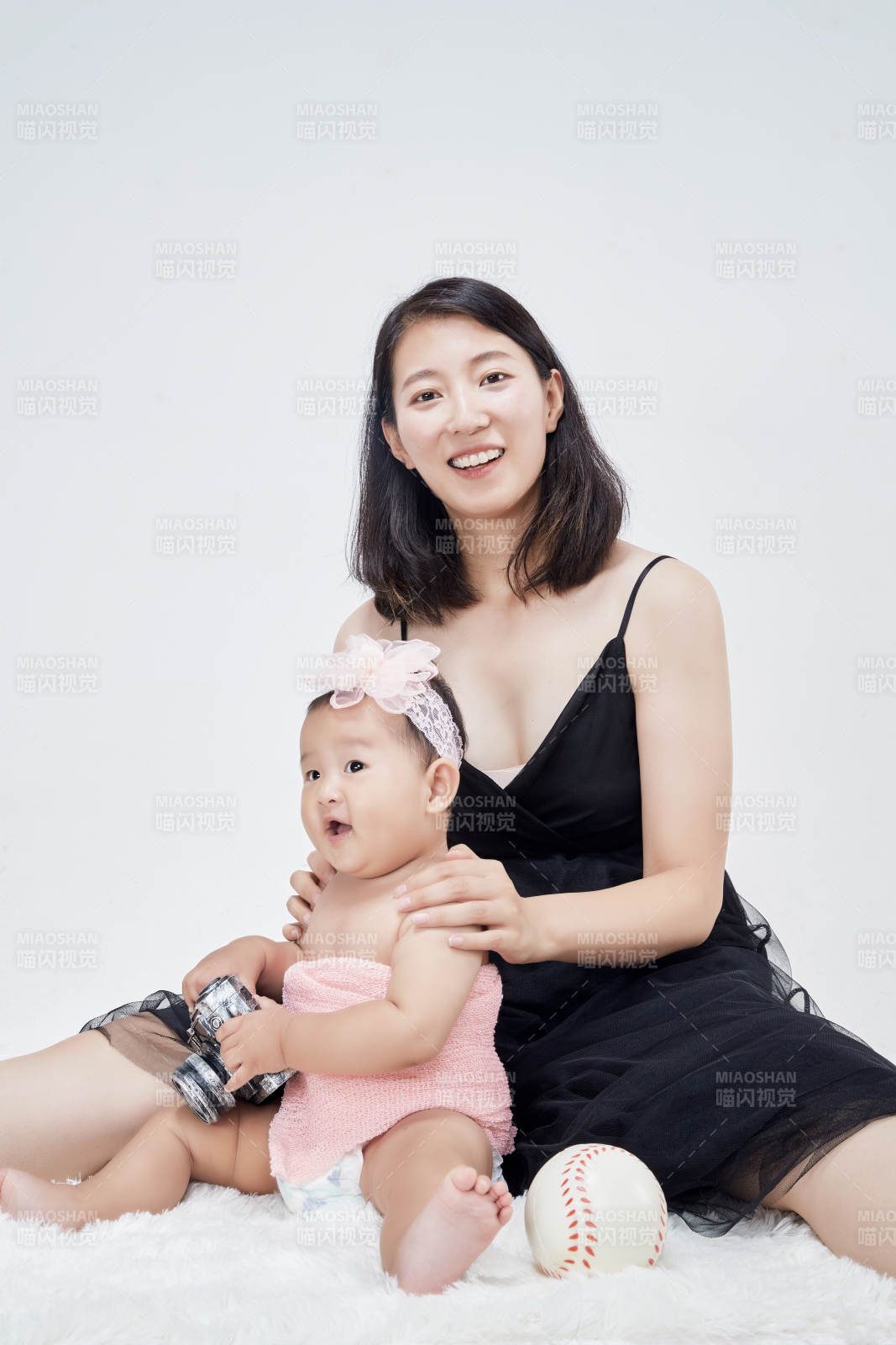 媽媽陪伴寶寶快樂的玩耍