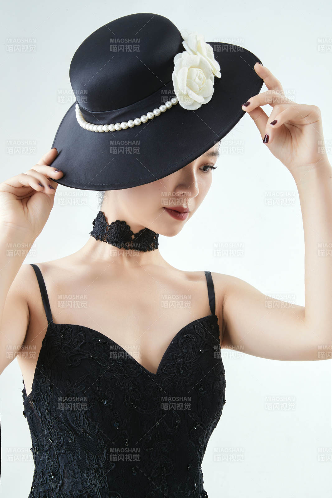 棚拍白色背景下的潔白婚紗新娘美妝