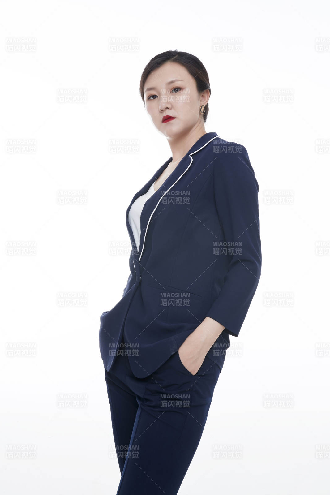 棚拍白色背景的亞洲青年女性商務公關