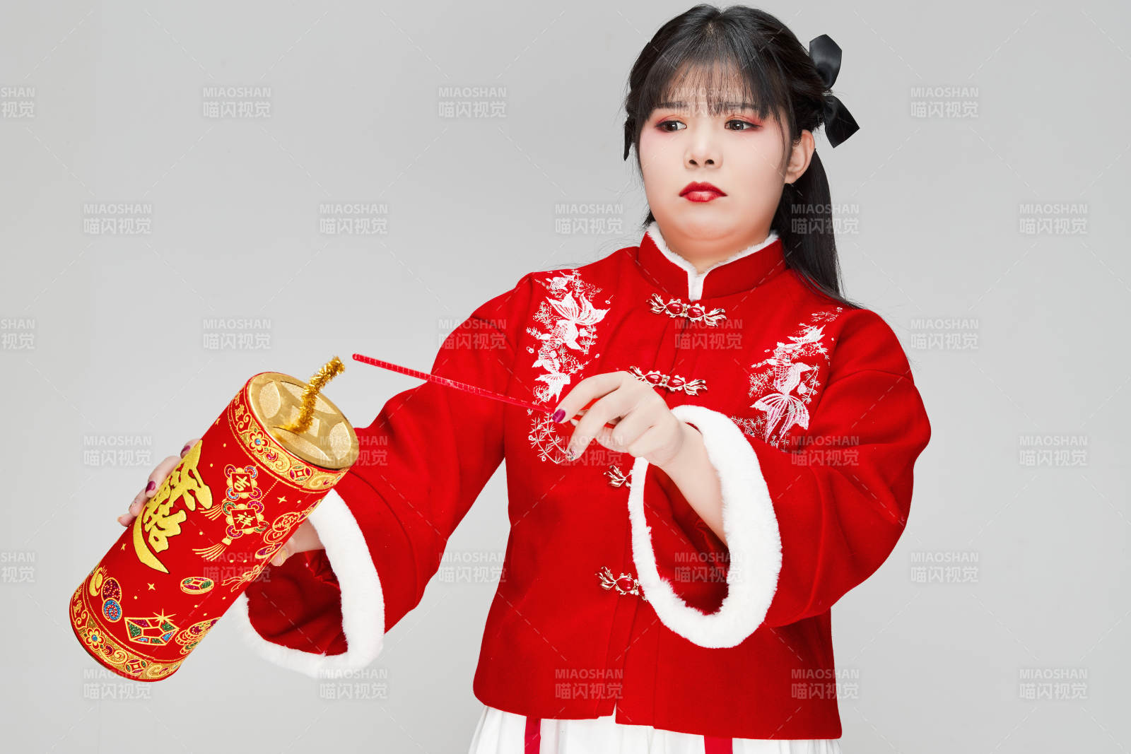 懷抱爆竹身穿喜慶漢服的可愛少女