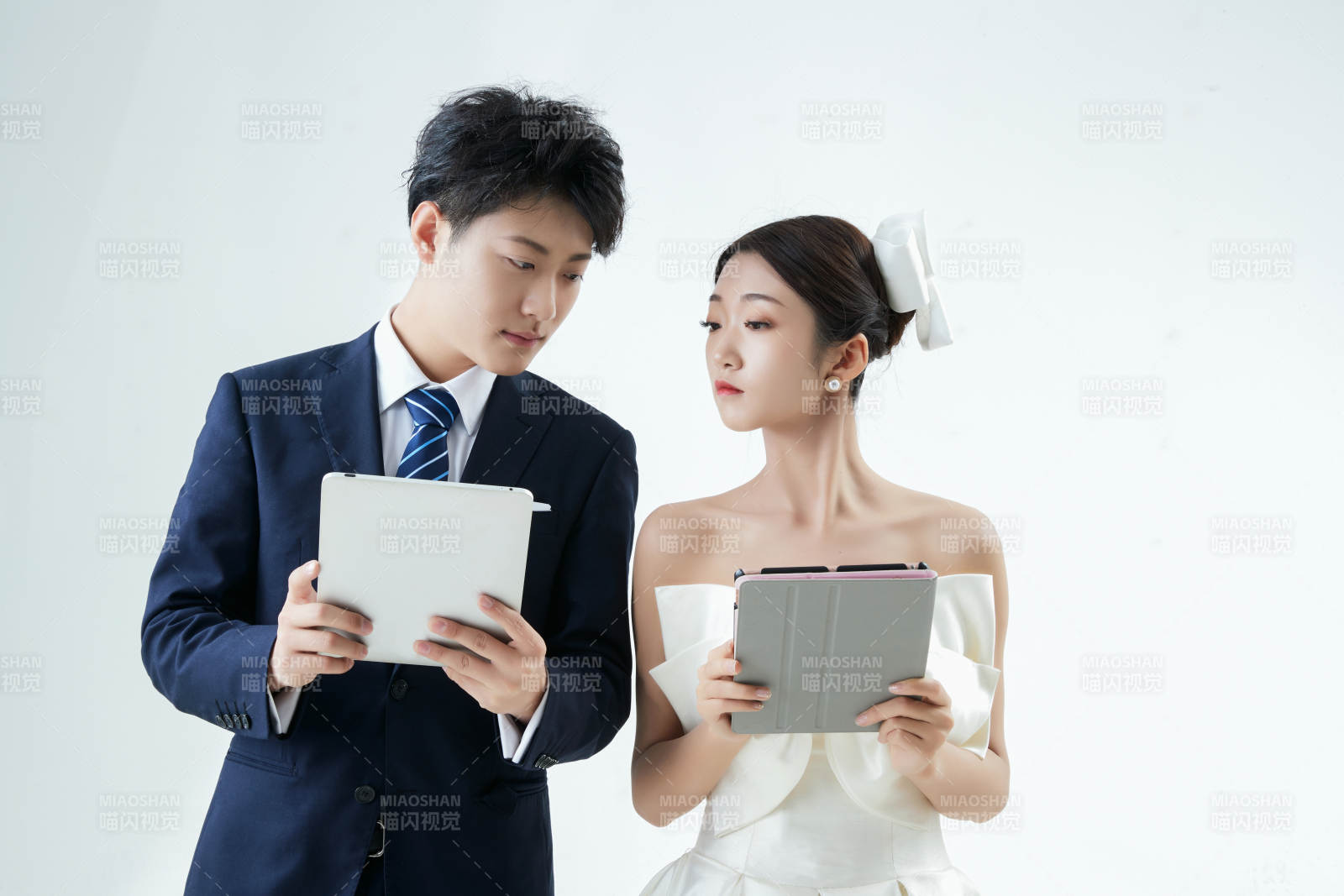 過度使用電子設備而忽略情感的夫妻