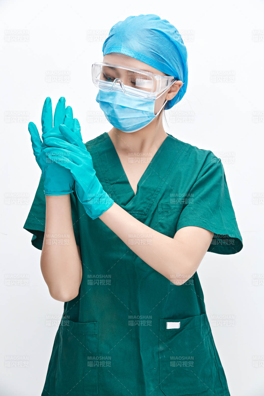白色背景下的外科手術(shù)醫(yī)療人員形象